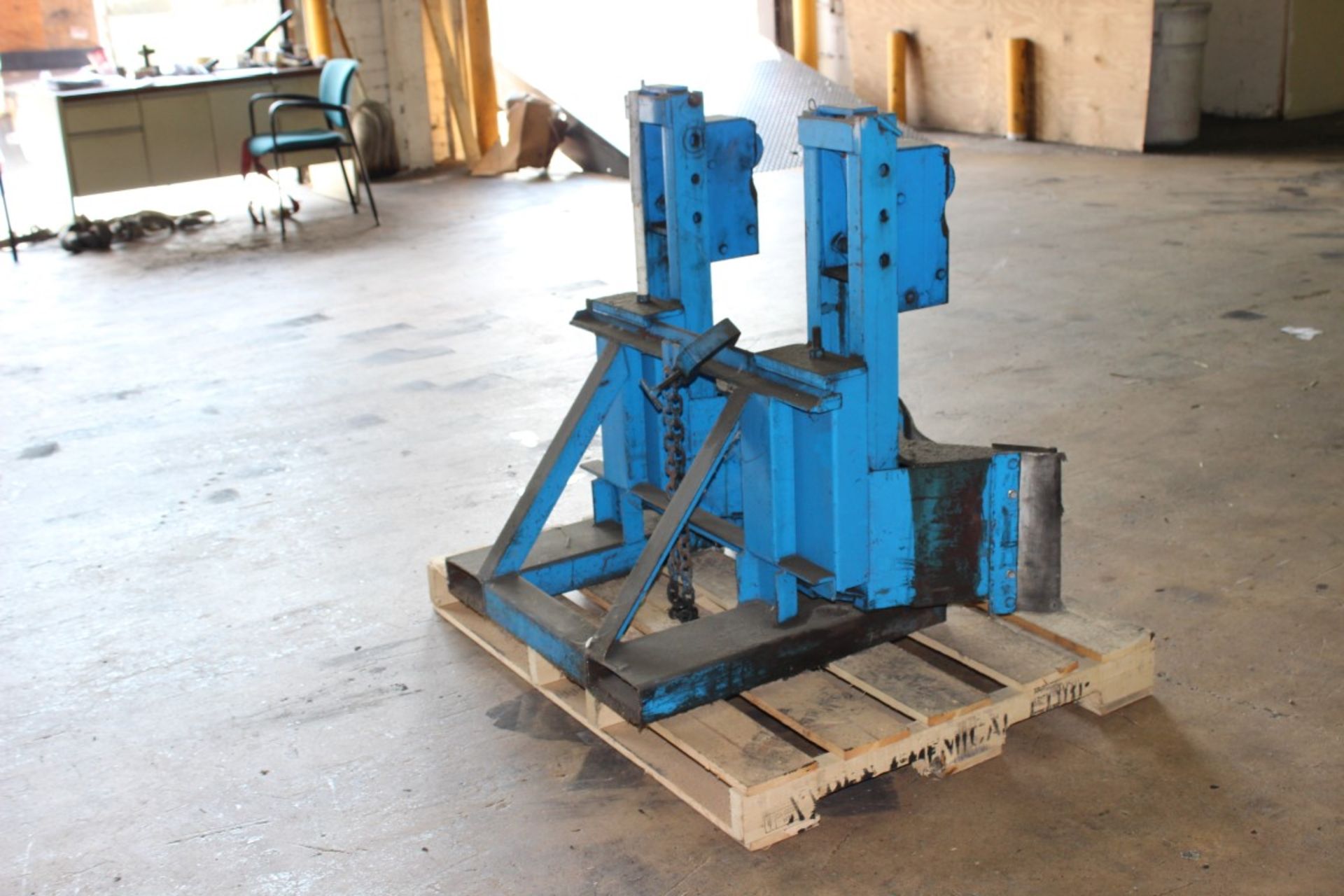 FORK MOUNTED DOUBLE DRUM LIFT ATTACHMENT - Image 4 of 5