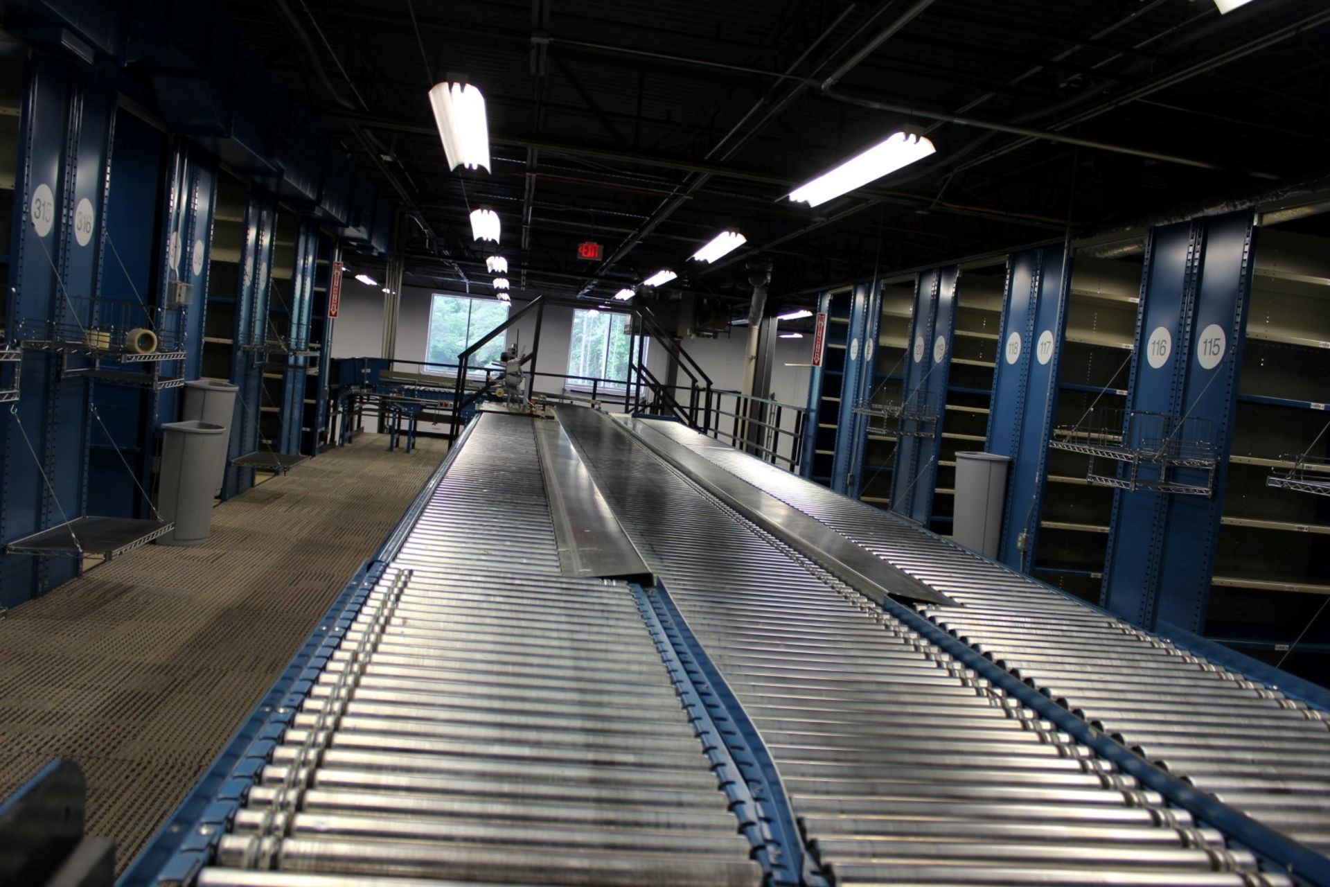 30 FT LONG 24"W RAPISTAN POWERED CONVEYOR WITH 18"W GRAVITY CONVEYOR LINES BOTH SIDES - Image 2 of 3