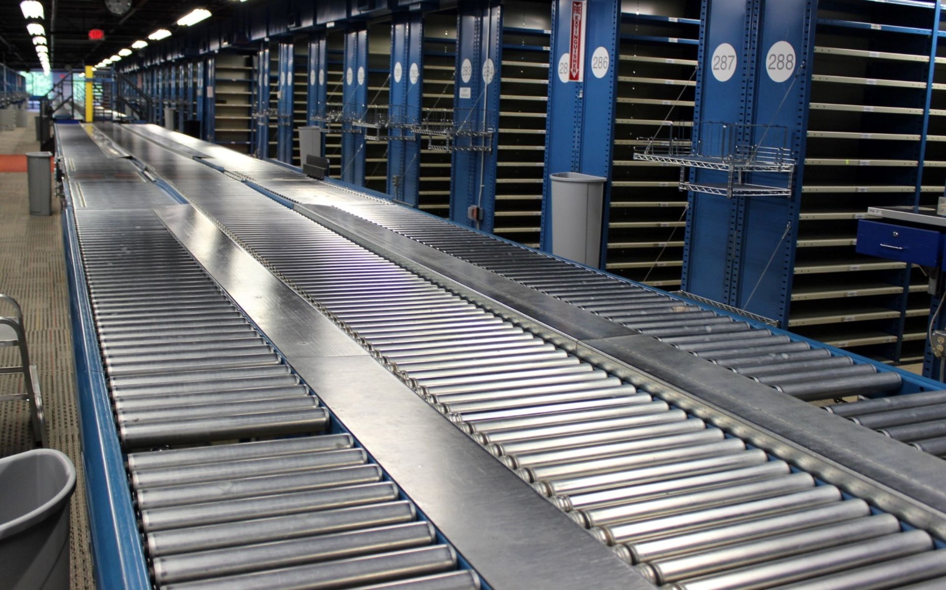 30 FT LONG 24"W RAPISTAN POWERED CONVEYOR WITH 18"W GRAVITY CONVEYOR LINES BOTH SIDES - Image 4 of 4