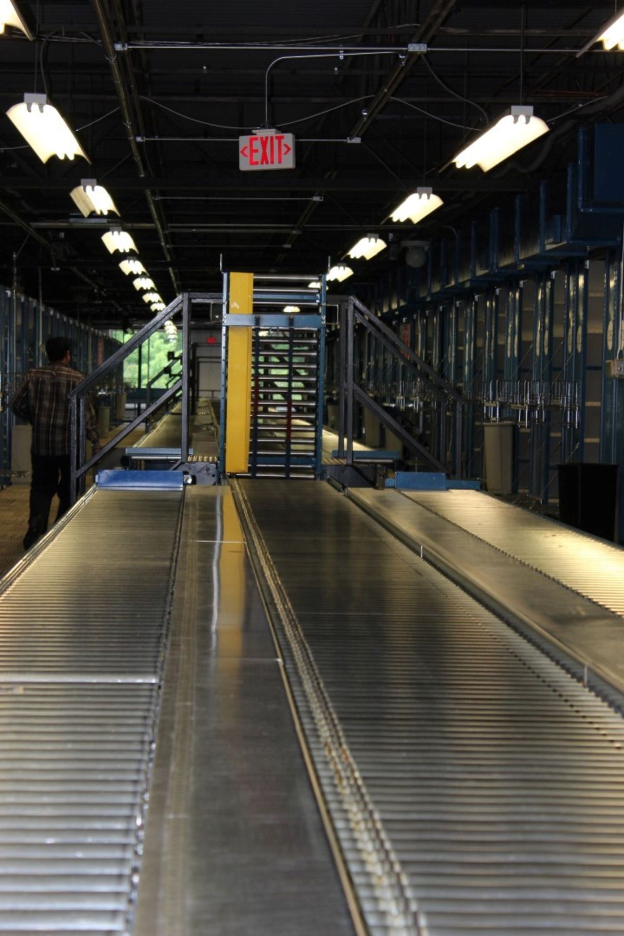 30 FT LONG 24"W RAPISTAN POWERED CONVEYOR WITH 18"W GRAVITY CONVEYOR LINES BOTH SIDES - Image 3 of 4