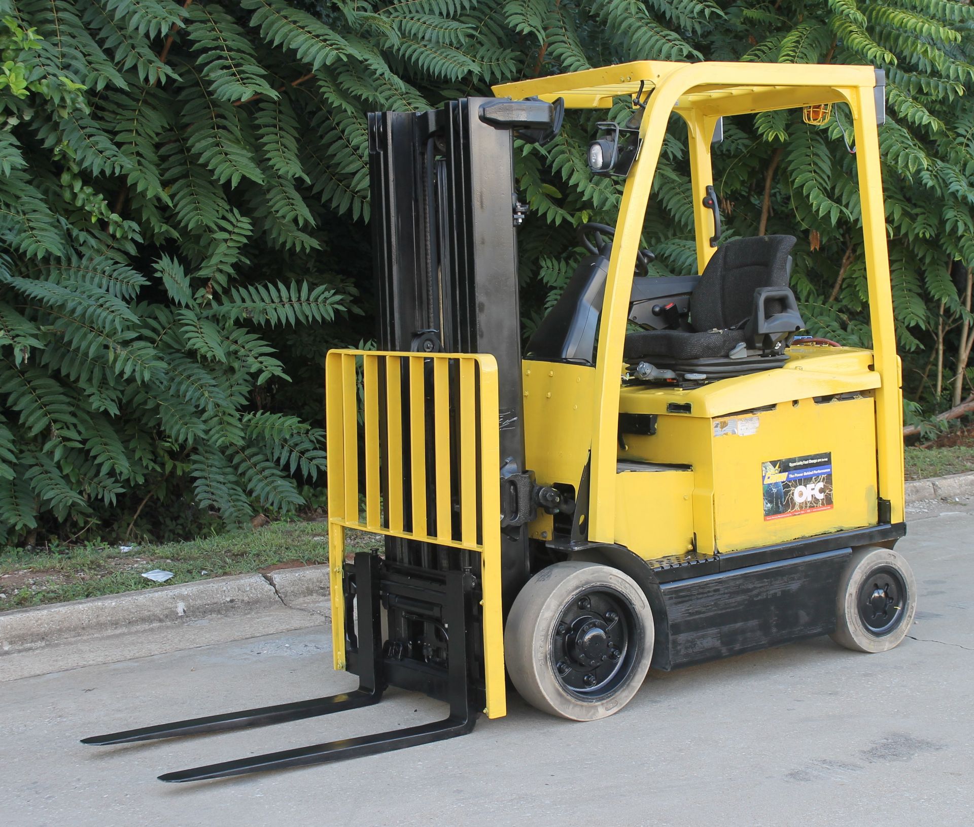 2012 HYSTER 5000 LBS. CAPACITY ELECTRIC FORKLIFT WITH 48 VOLTS BATTERY CHARGER, CLICK TO WATCH VIDEO - Image 5 of 9