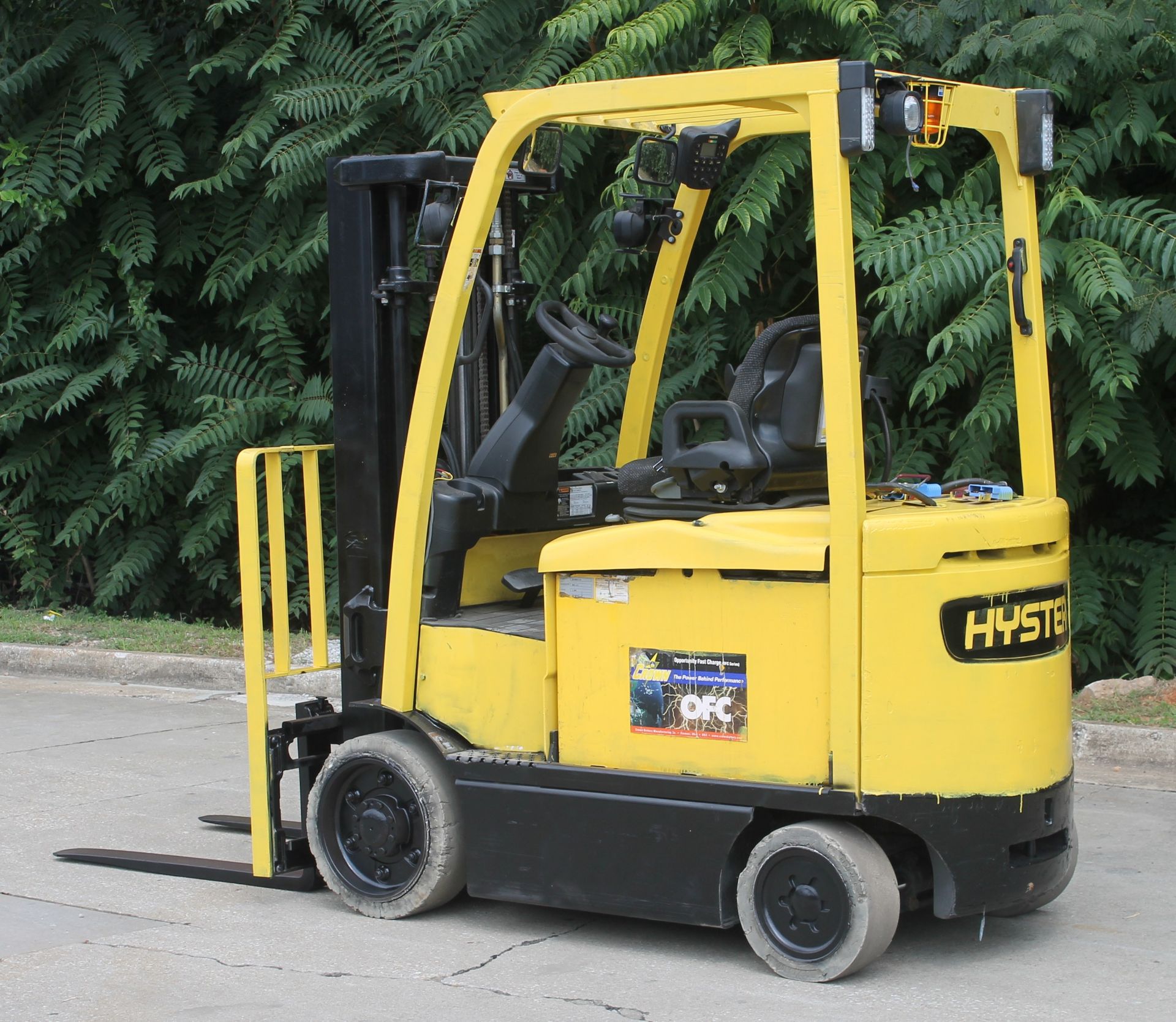 2012 HYSTER 5000 LBS. CAPACITY ELECTRIC FORKLIFT WITH 48 VOLTS BATTERY CHARGER, CLICK TO WATCH VIDEO - Image 6 of 8