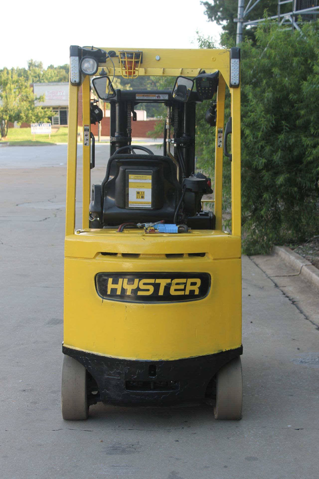 2012 HYSTER 5000 LBS. CAPACITY ELECTRIC FORKLIFT WITH 48 VOLTS BATTERY CHARGER, CLICK TO WATCH VIDEO - Image 7 of 9