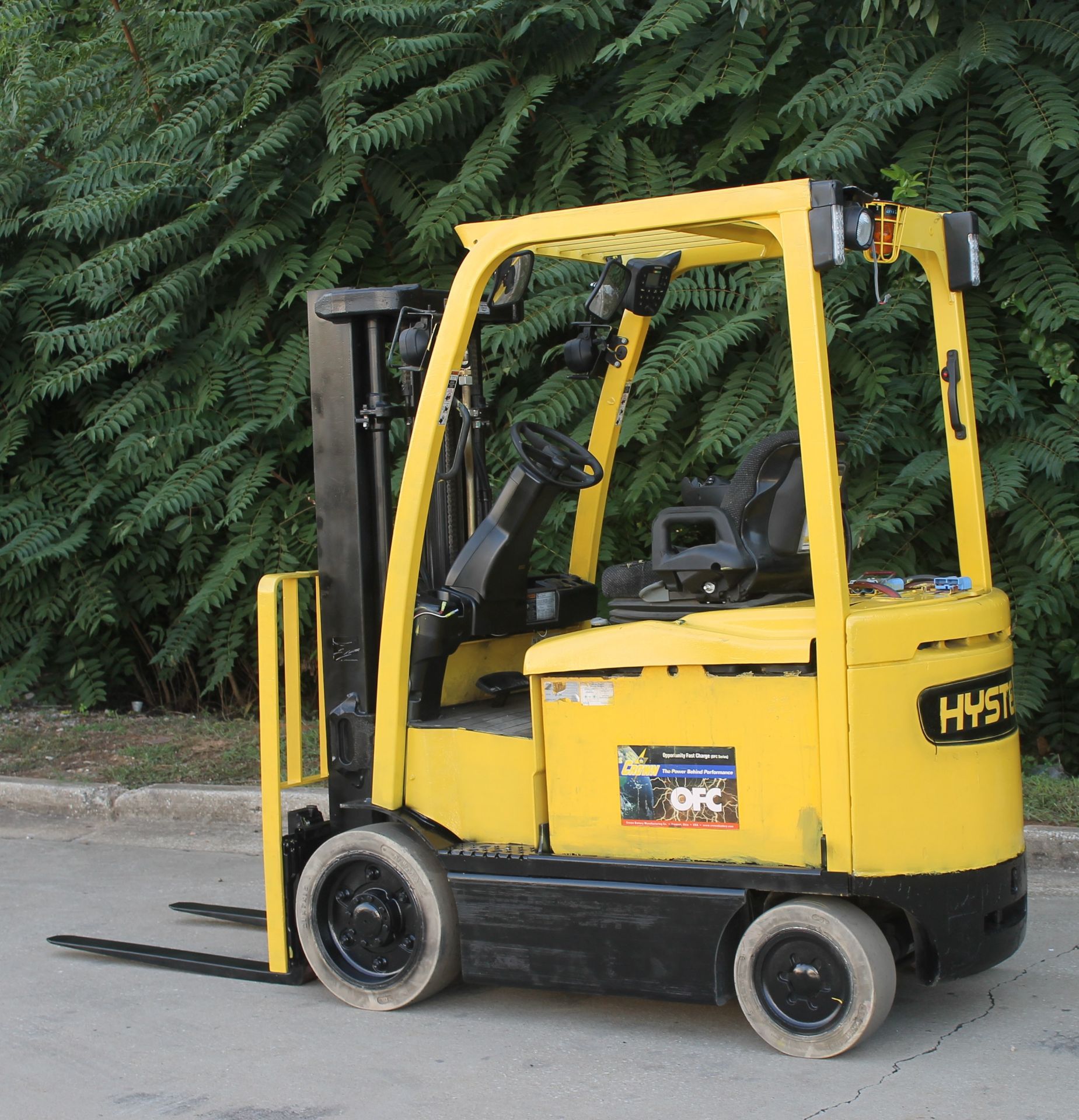 2012 HYSTER 5000 LBS. CAPACITY ELECTRIC FORKLIFT WITH 48 VOLTS BATTERY CHARGER, CLICK TO WATCH VIDEO - Image 6 of 9