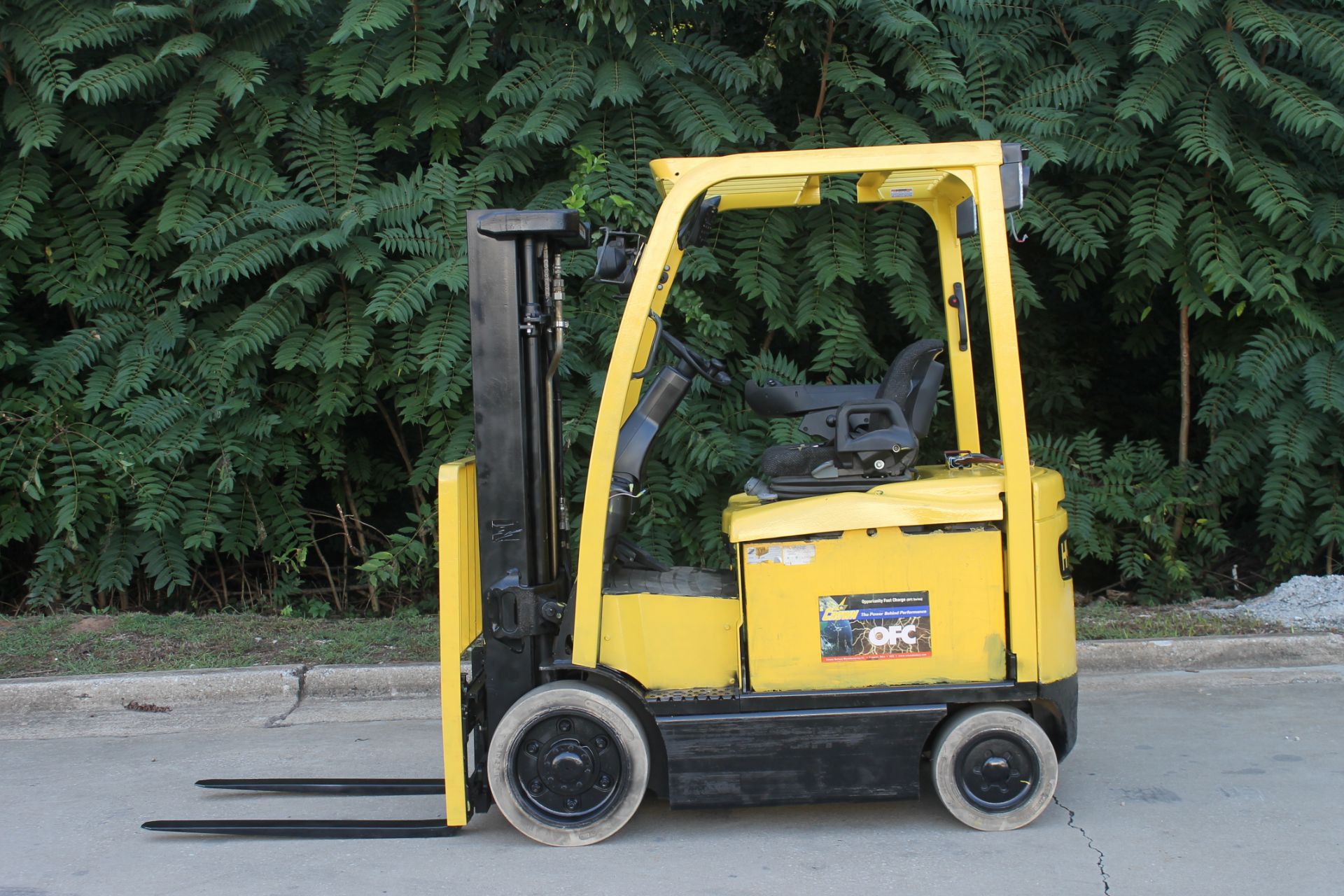 2012 HYSTER 5000 LBS. CAPACITY ELECTRIC FORKLIFT WITH 48 VOLTS BATTERY CHARGER, CLICK TO WATCH VIDEO