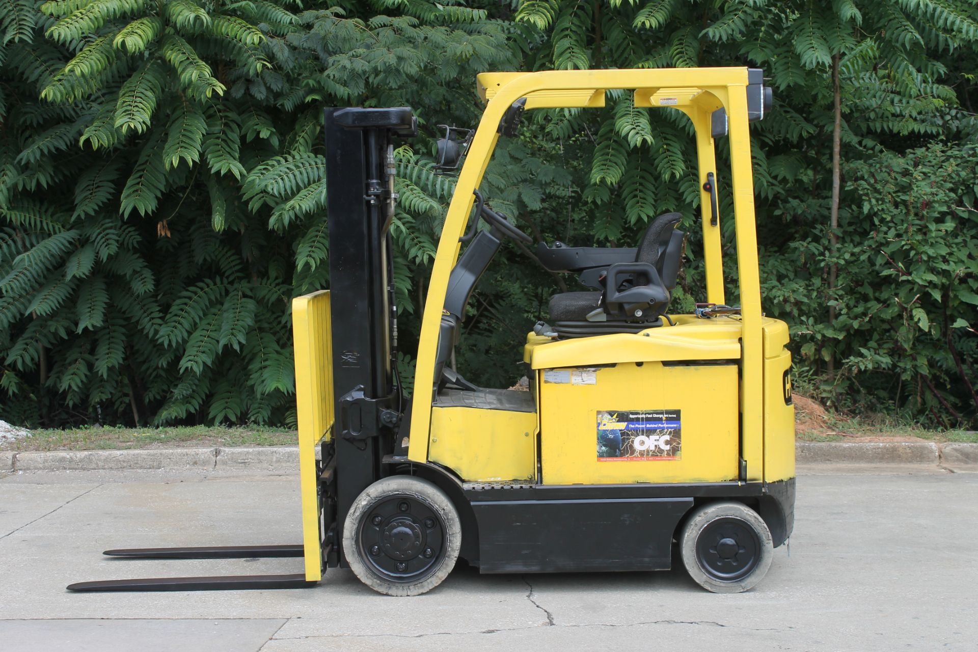 2012 HYSTER 5000 LBS. CAPACITY ELECTRIC FORKLIFT WITH 48 VOLTS BATTERY CHARGER, CLICK TO WATCH VIDEO - Image 5 of 8