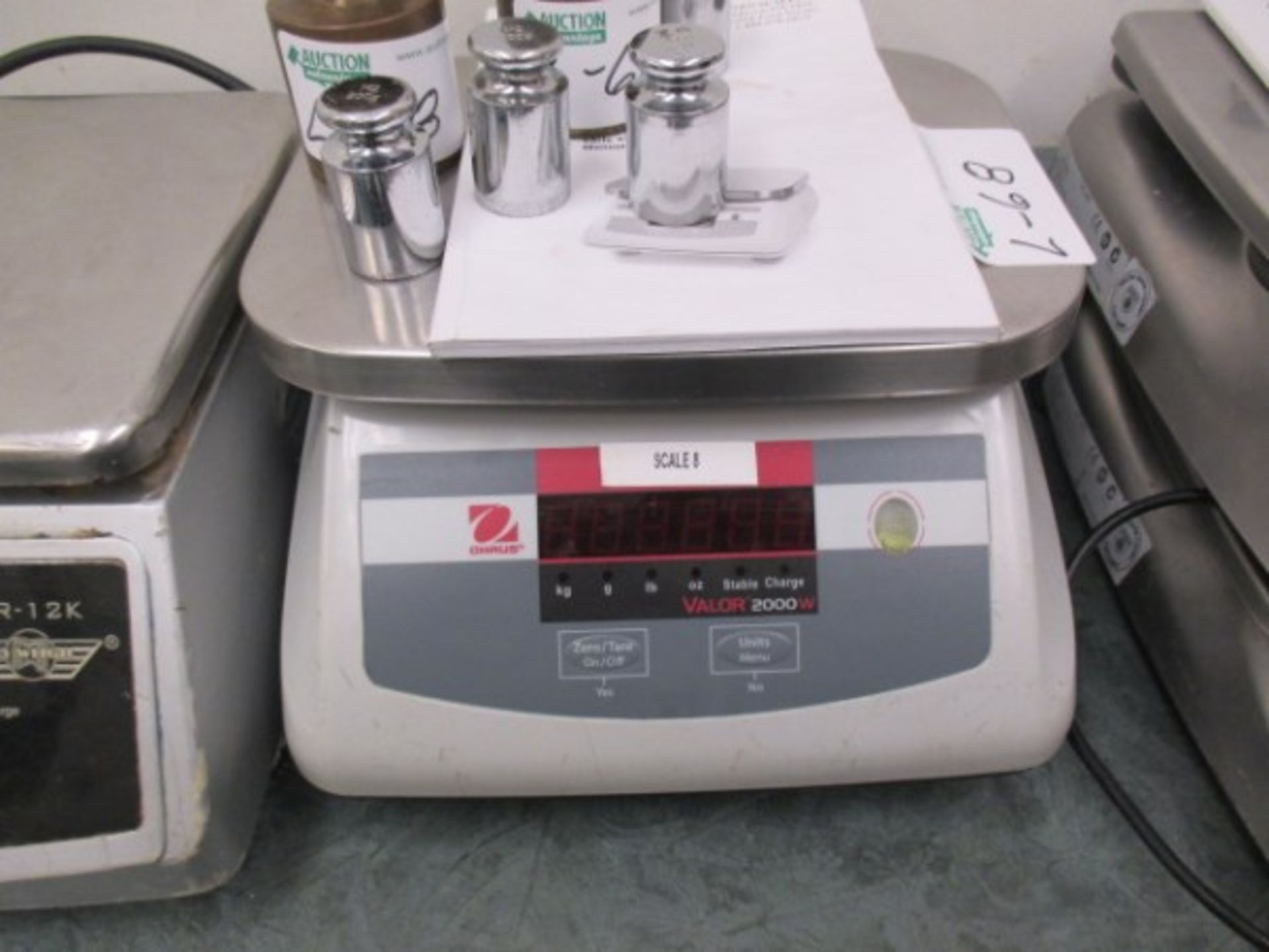 OHAUS 2000W DIGITAL SCALE & 6 WEIGHTS