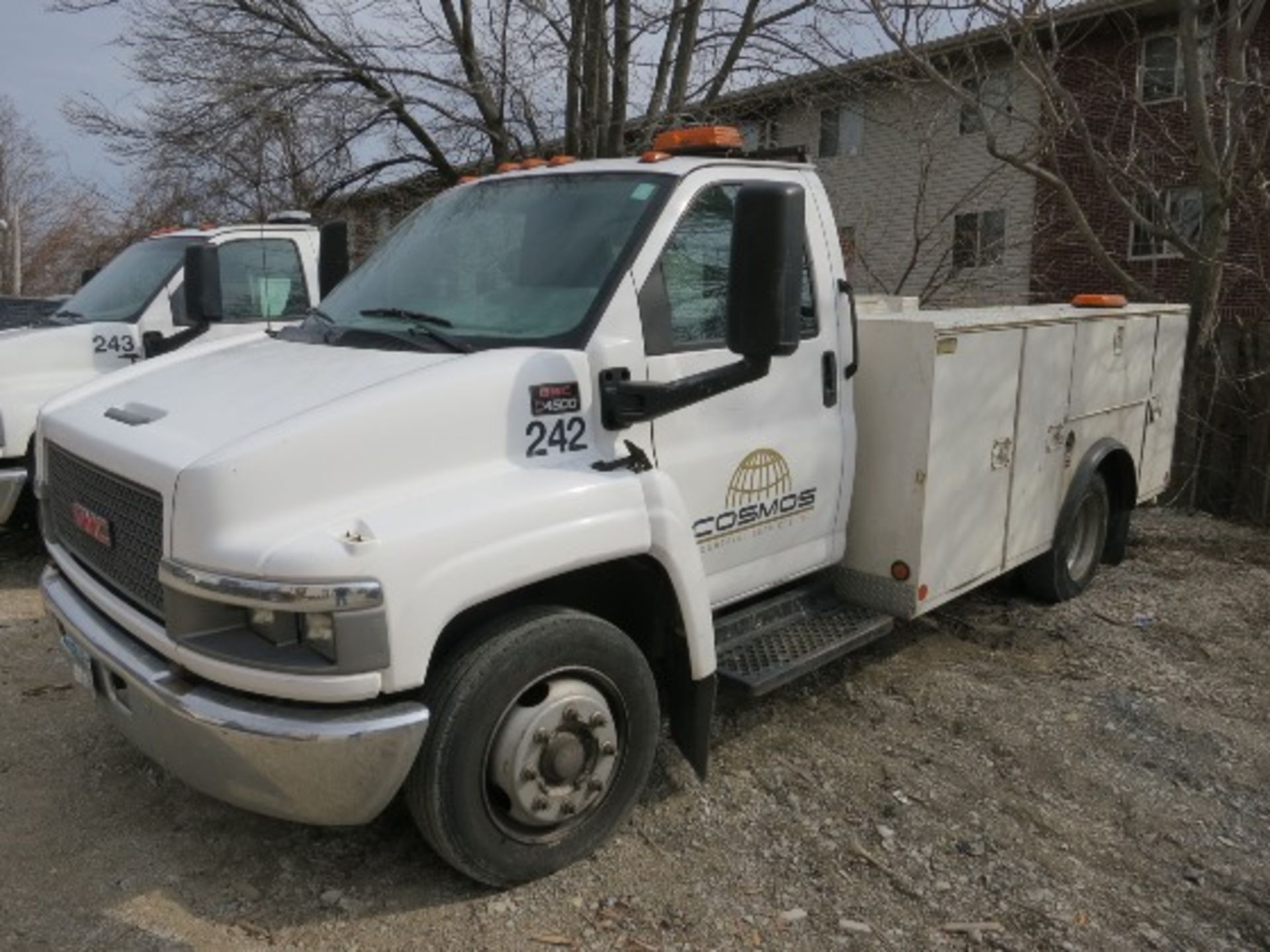 2004 GMC C4500 2WD DUAL WHEEL SERVICE TRUCK. VIN: 1GDE4C1E14F517182 ODOMETER: 261178