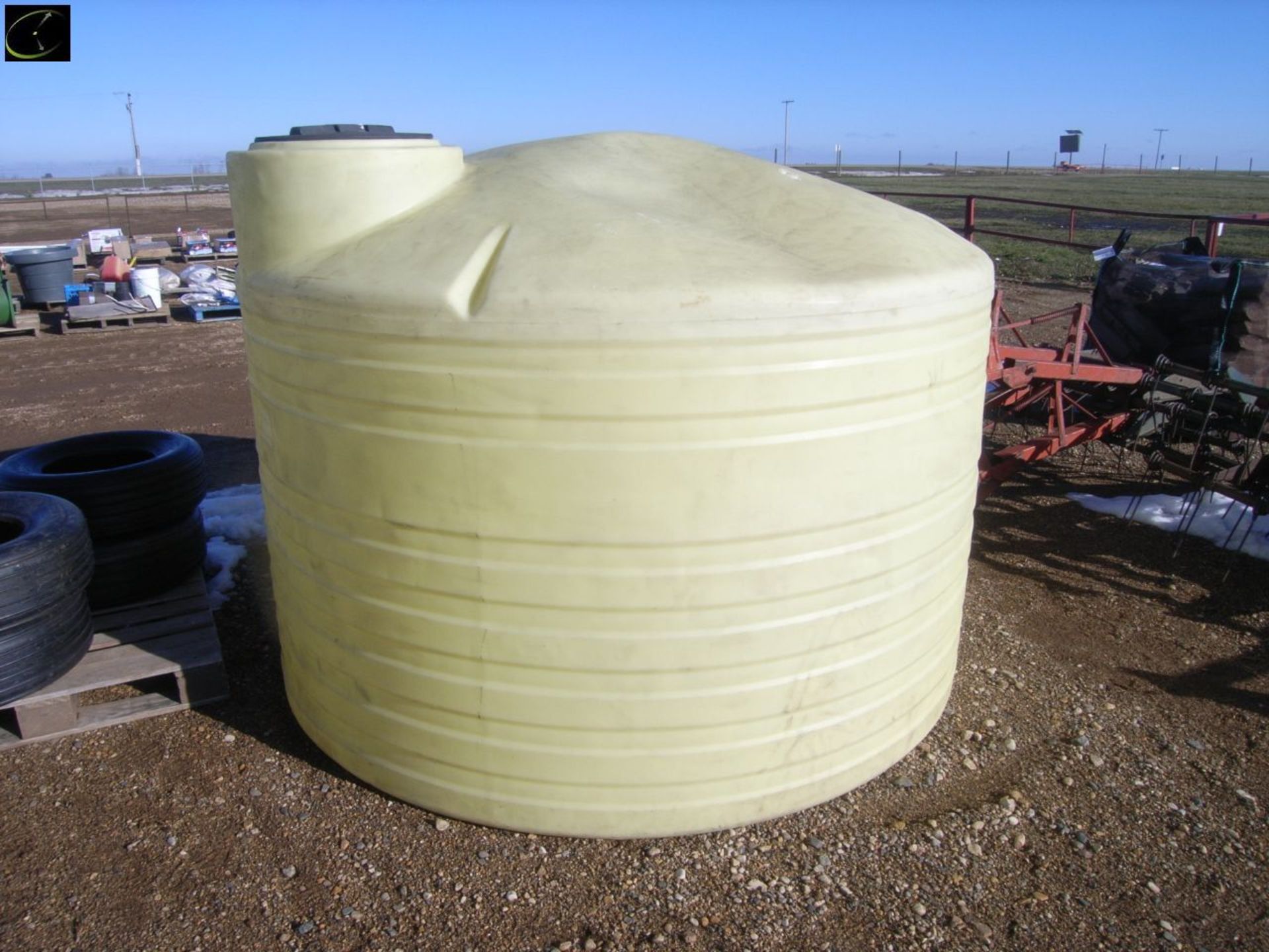 1500 gal poly water tank - Image 2 of 3