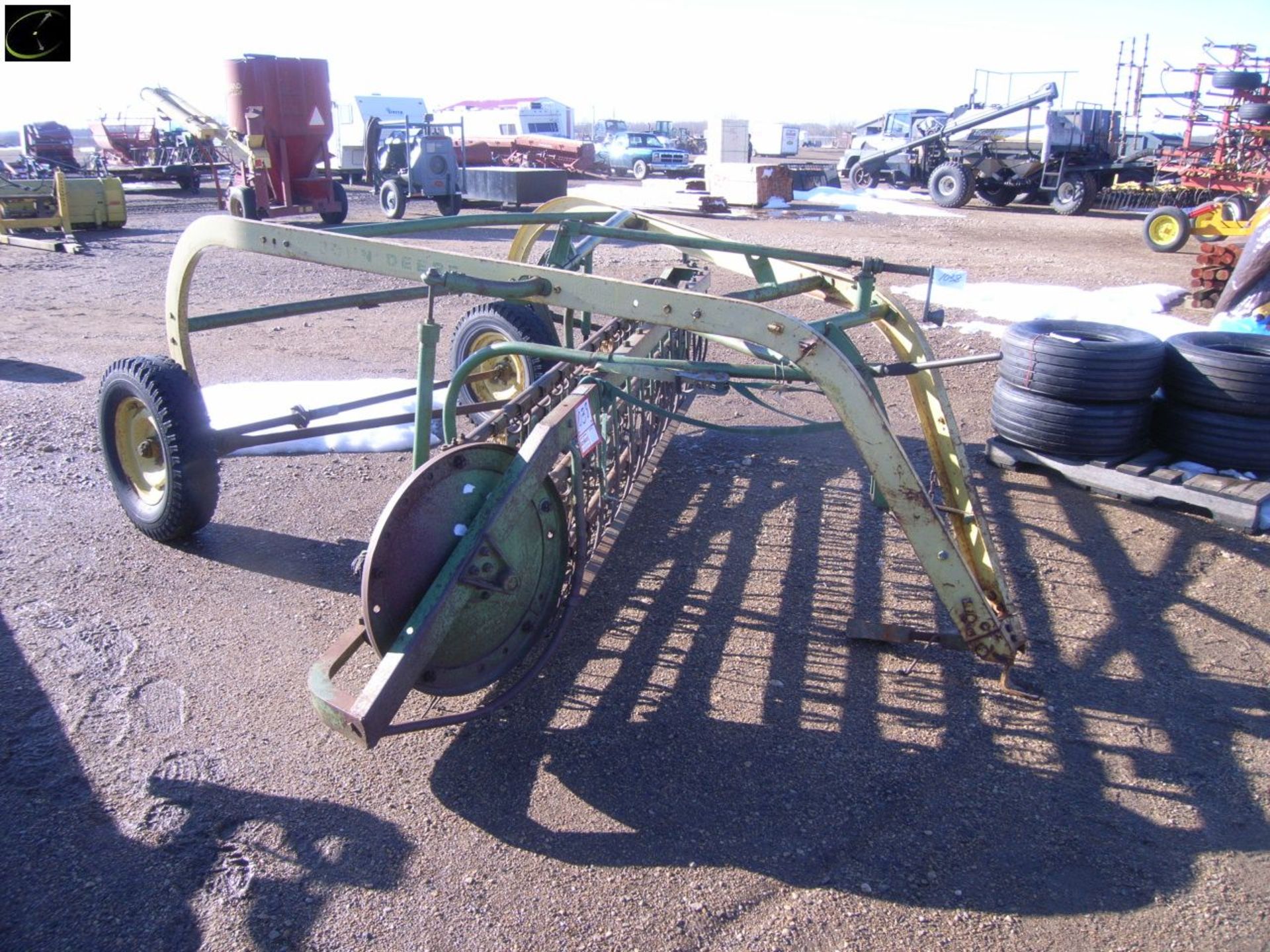 JD 896 hay rake, side delivery