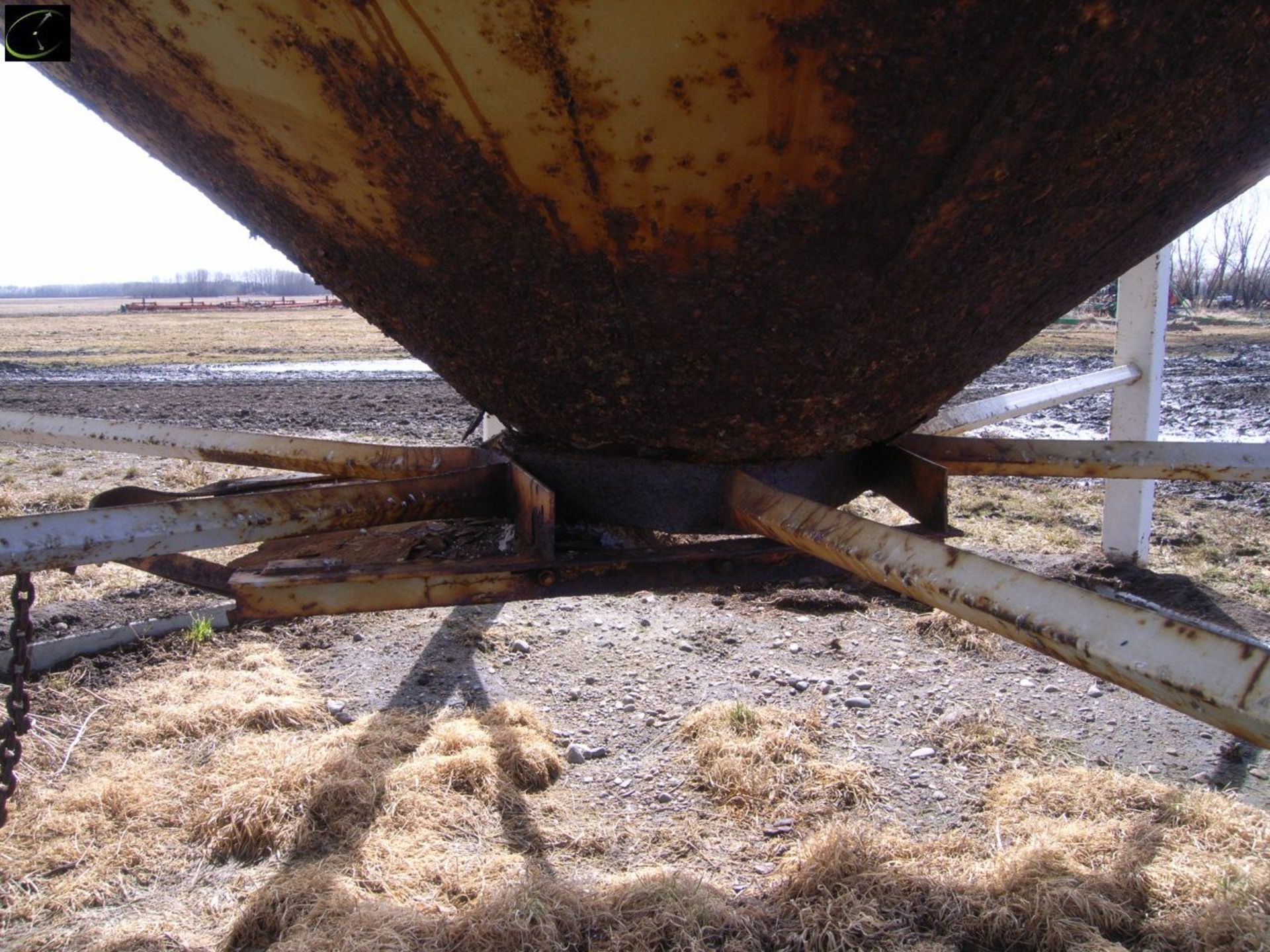 Trailrite Â 30 tonne hopperbin w/skids Â  Â  Â in poor condition - Image 3 of 4