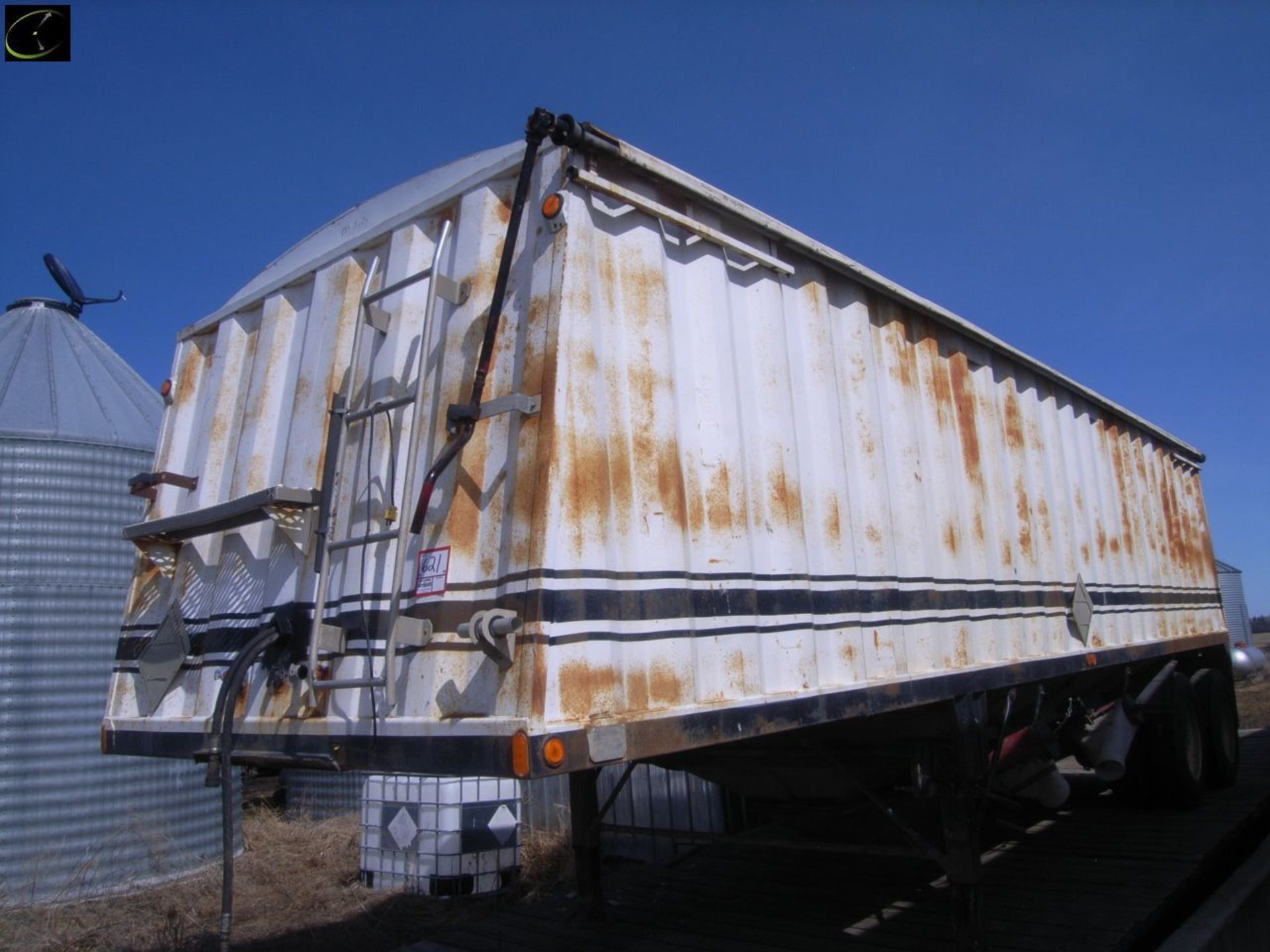 1997 Grain trailer Â 34' Â  SN: 2DEGBSZ2XV1010795 Â  Tire size: 11R 22.5 Â dual hoppers, Â w/ - Image 2 of 8