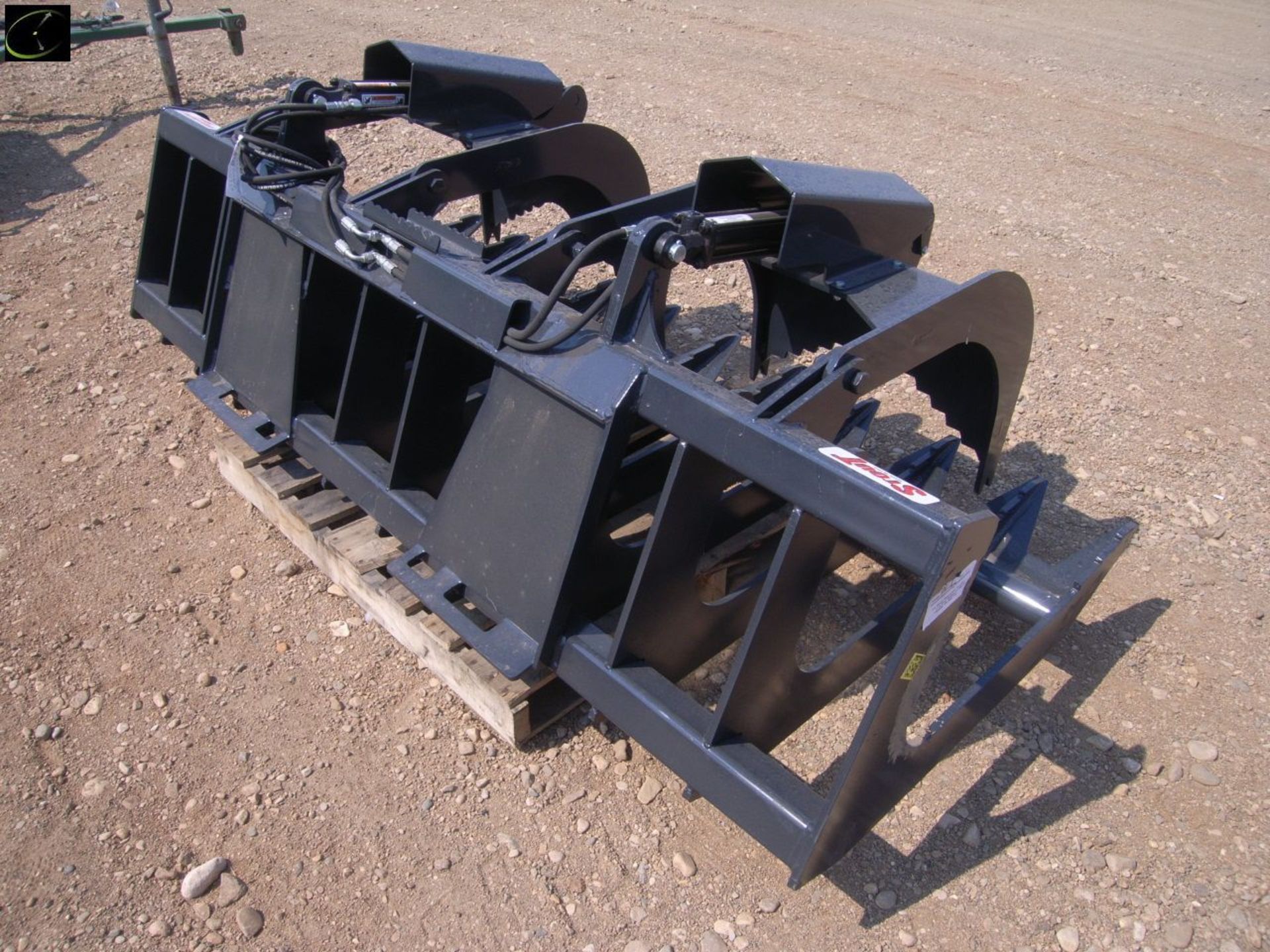 Stout XHD 84-6 nrush grapple w skid steer attachments - Image 2 of 4