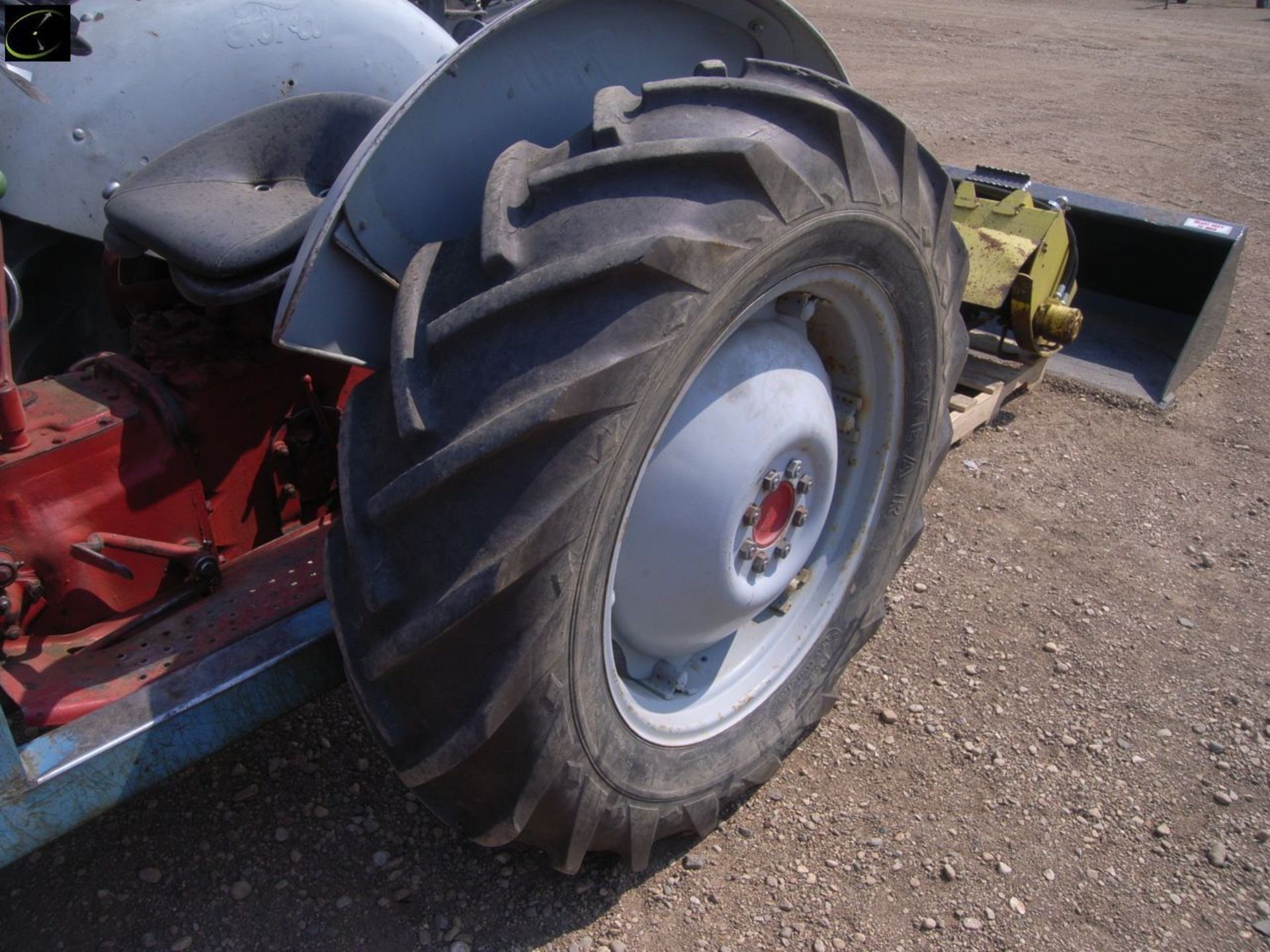 Ford 800 Tractor, c/w Allied 400 loader w/ 2 buckets, & roto tiller, drawbar attachment, 3PTH, - Image 4 of 7