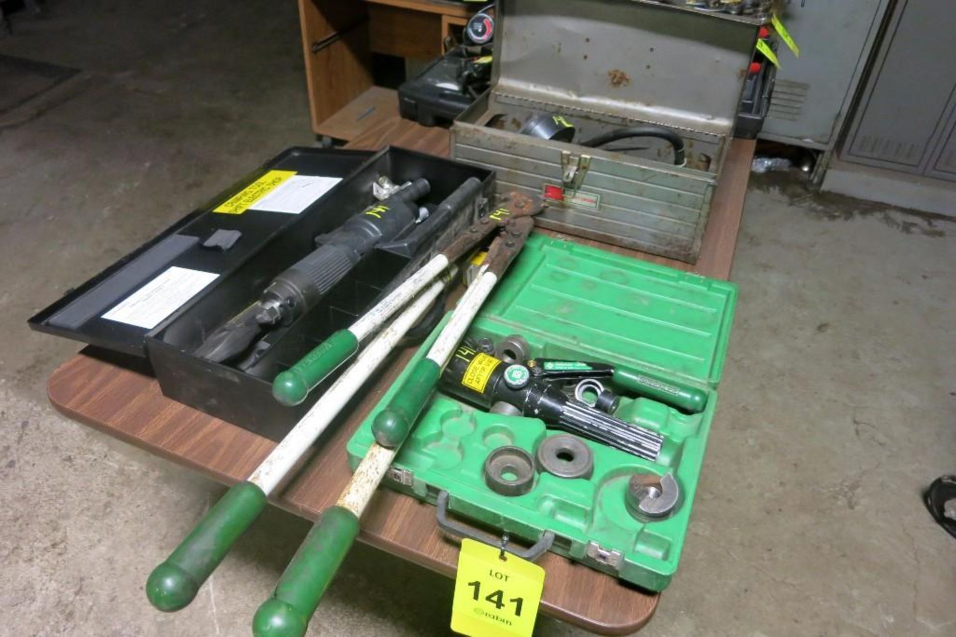 [Lot] Hydraulic tools (1) crimper, (2) knockouts, (1) pump, (2) cable cutters