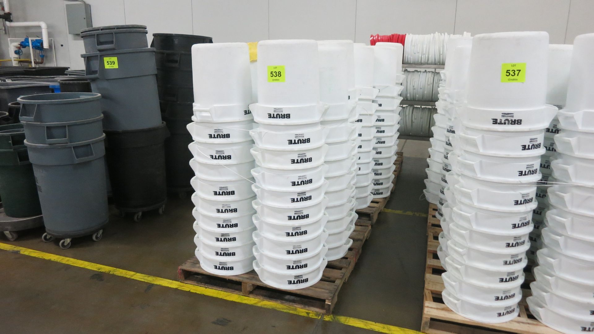 [Lot] (180) Rubbermaid white plastic containers, model Brute, approximately 10 gallons capacity