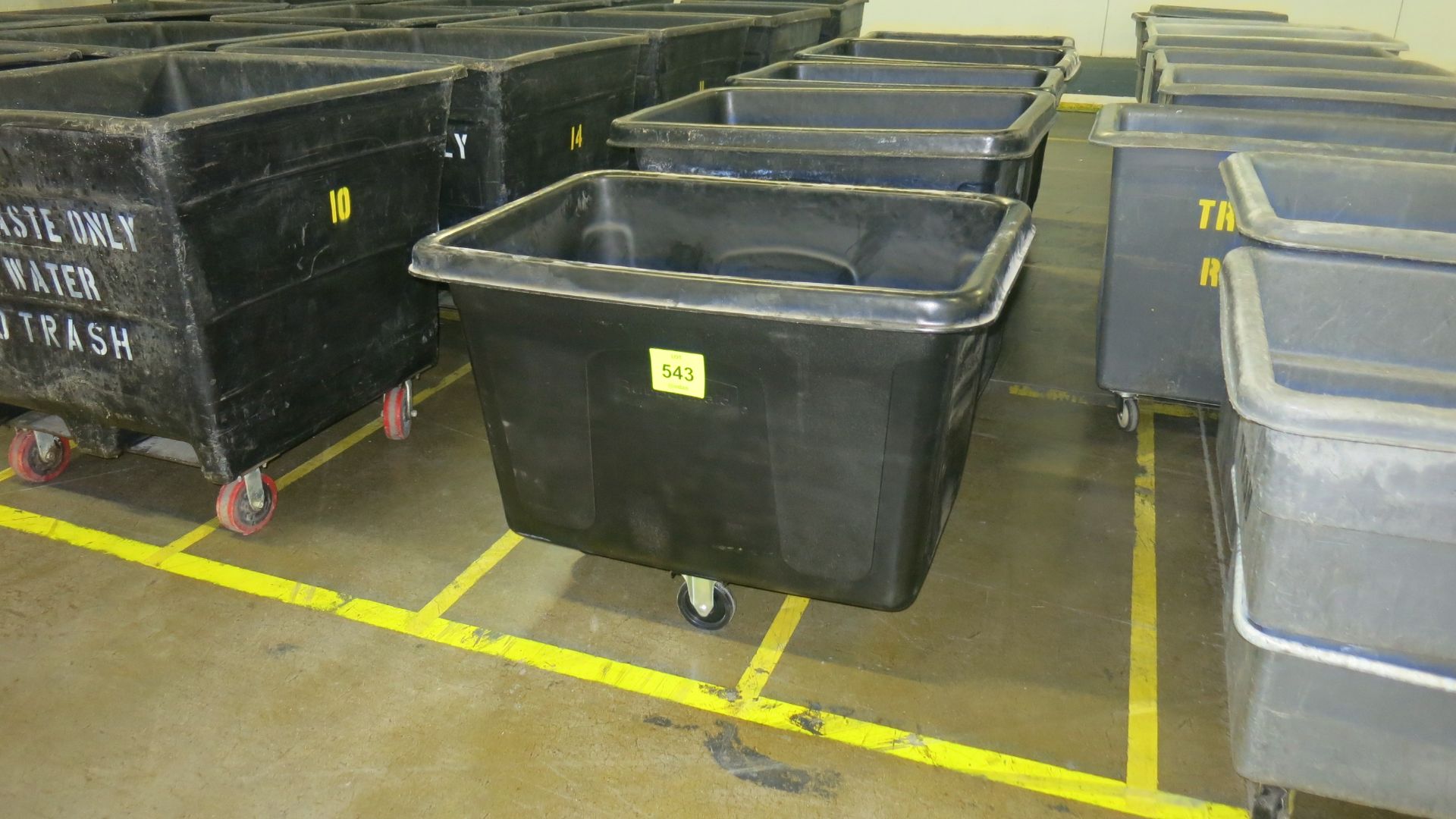 [Lot] (5) Rubbermaid black plastic mobile food waste bins