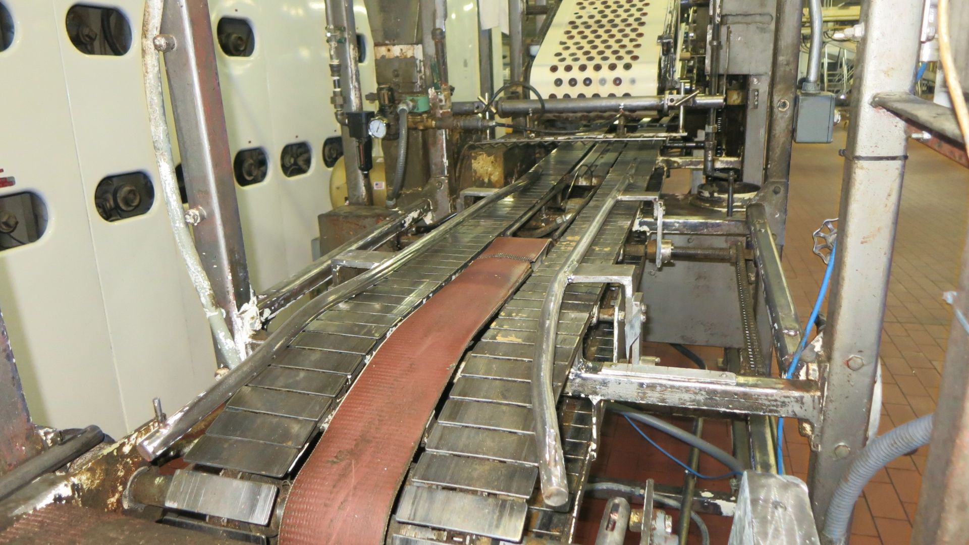 Bread depanner with 40' feed conveying system including (1) 3' dual belt, (1) 11', 18" belt, (1) 22' - Image 2 of 3