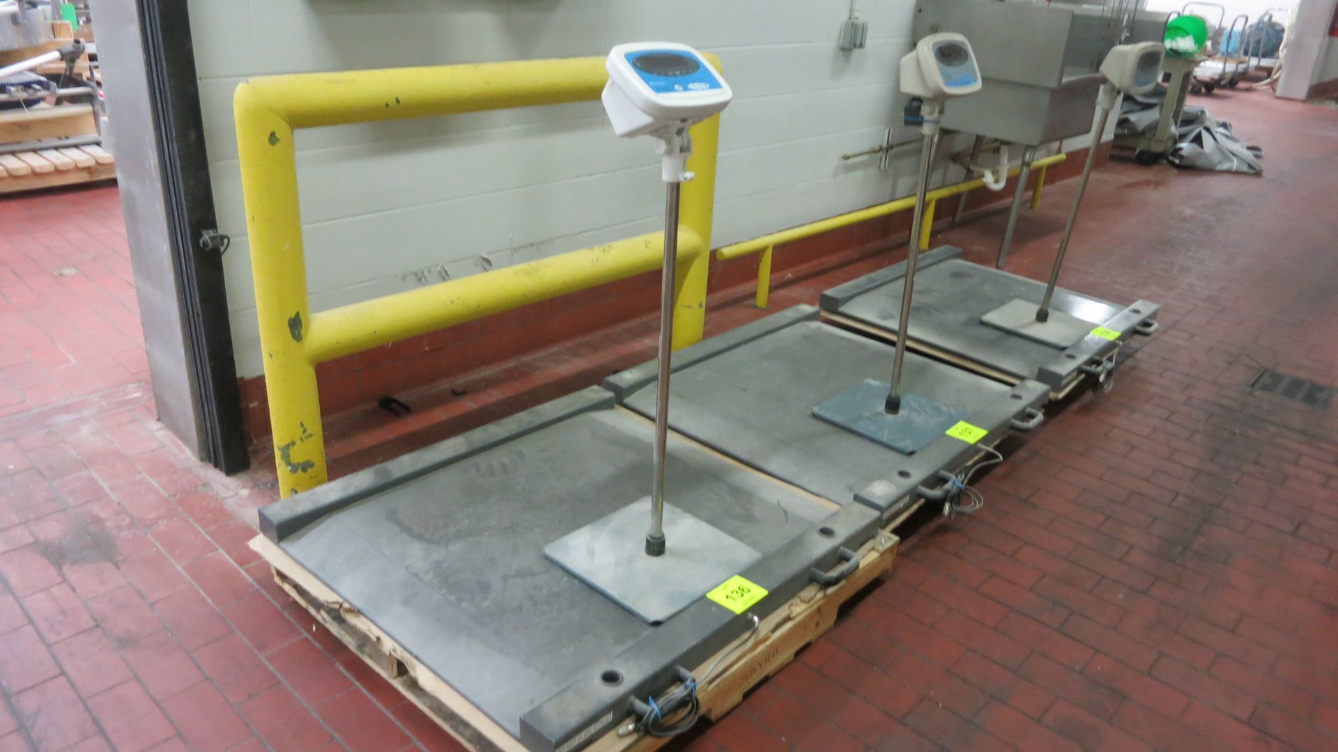 Brecknell digital platform scale, model DS-1000, floor style, cap. 1000 lb/500 kg d=0.5 lb/ 0.2