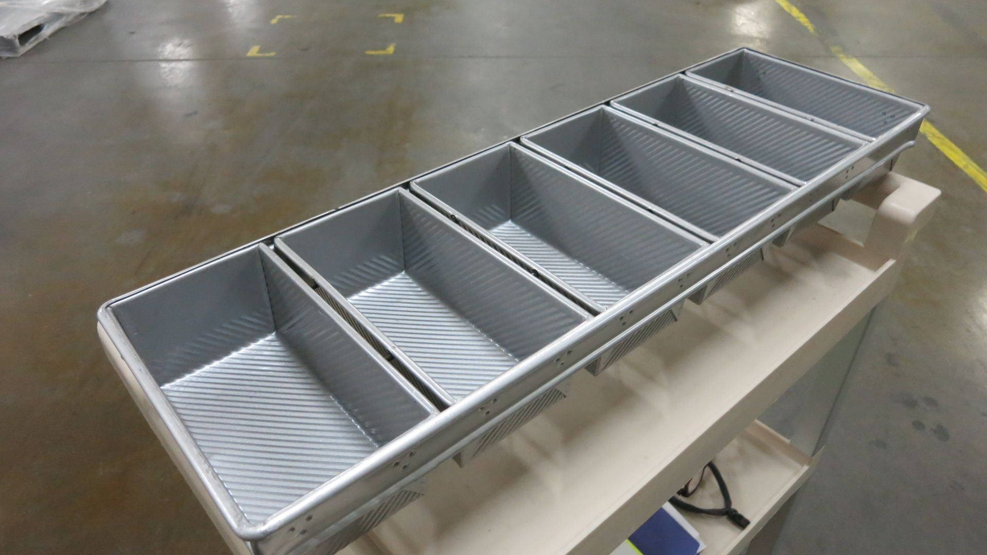 [Lot] (120) Deli bread pans, 8Â½" open, 5 strap, top in 8Â½" x 5 9/16", bottom 8" x 4 13/16", depth