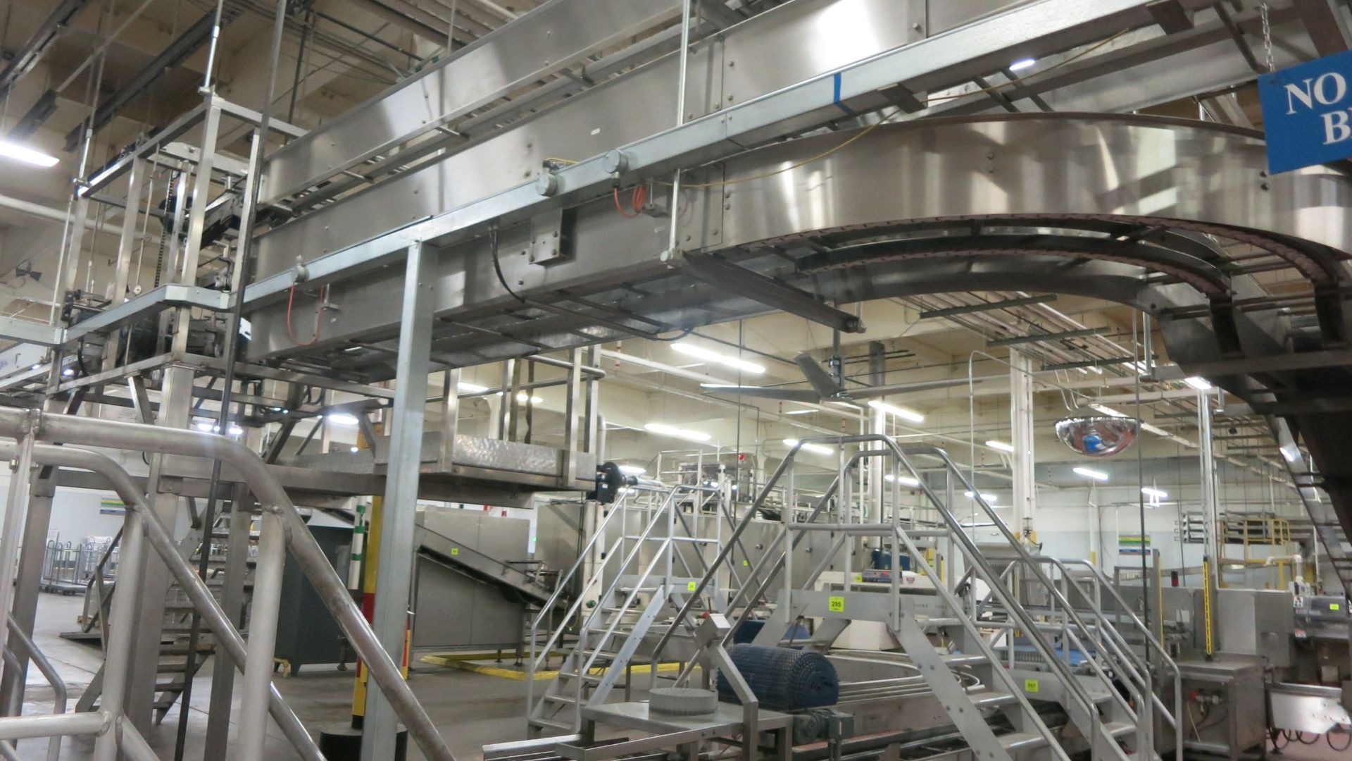 [Lot] Newsmith empty tray conveying system line #1, including (1) 14', 90Â°, (1) 14' incline, (1) - Image 2 of 2