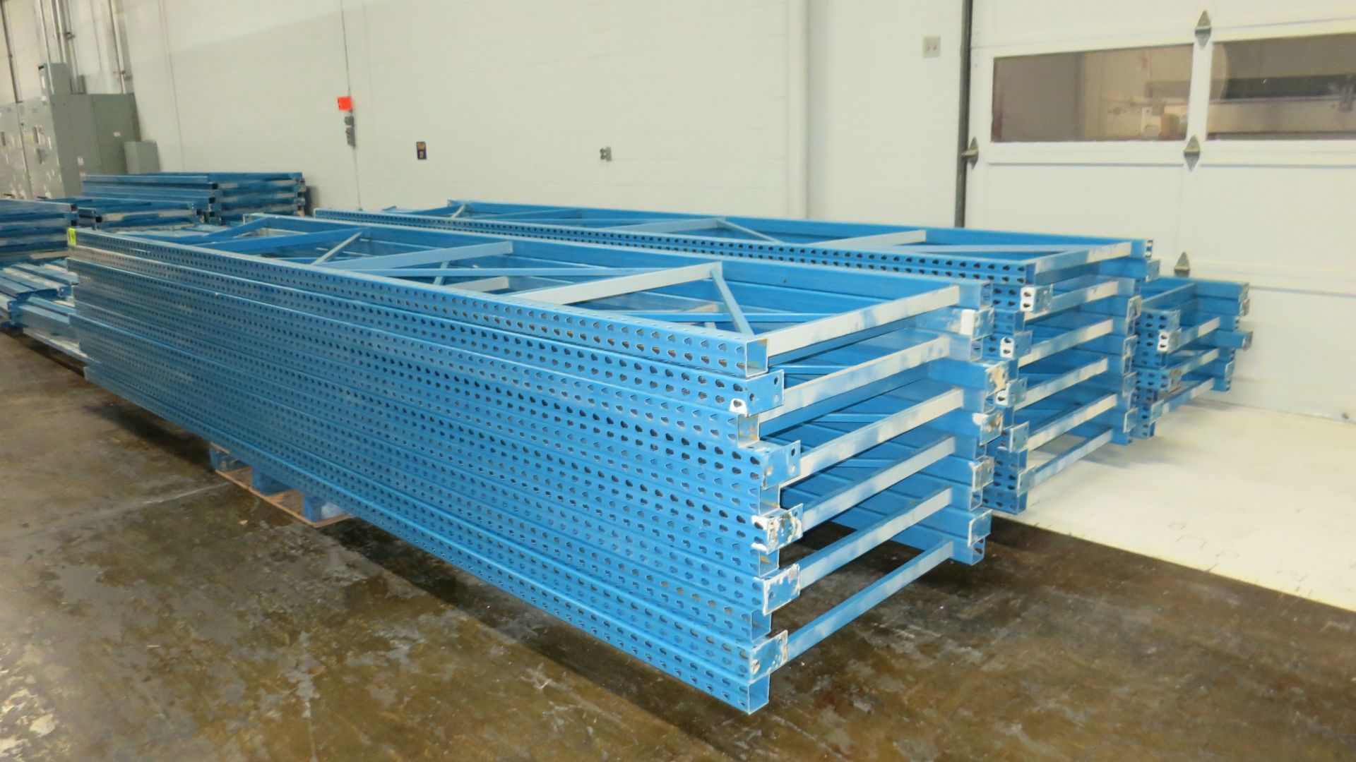 [Lot] 27-Sections pallet racks, with (29) uprights x 16', (135) cross beams x 8 ' (disassemble - Image 2 of 2