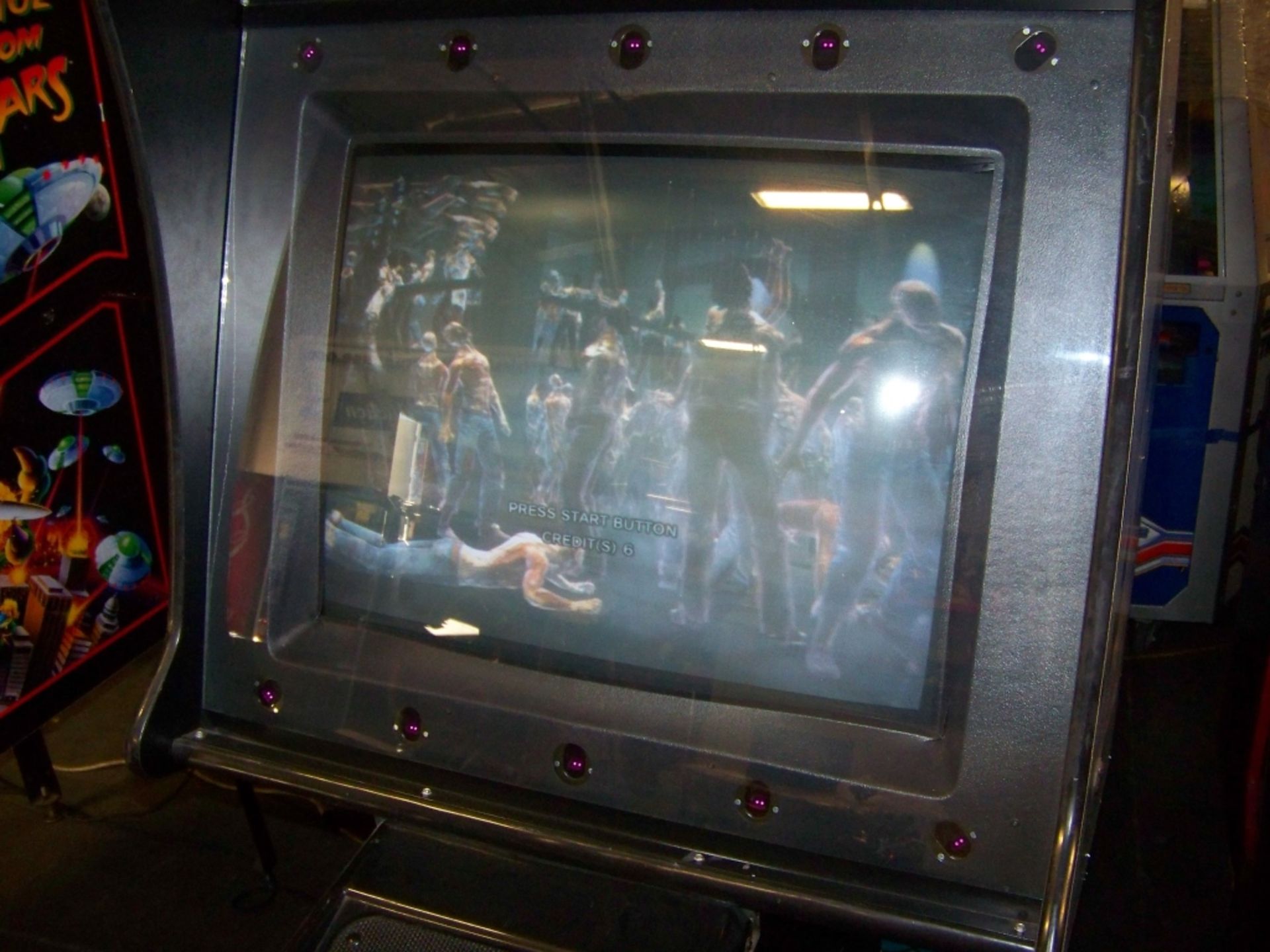 THE HOUSE OF THE DEAD 4 ZOMBIE SHOOTER ARCADE GAME - Image 4 of 6