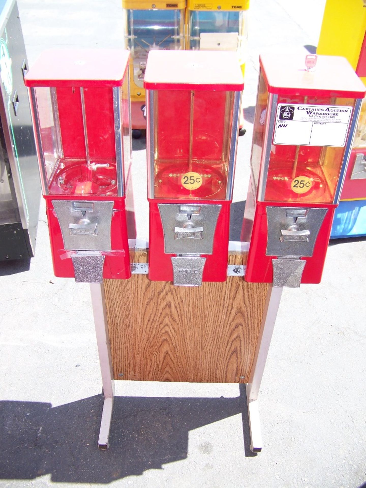 EAGLE 3 HEAD CANDY CAPSULE VENDING RACK Item is in used condition. Evidence of wear and