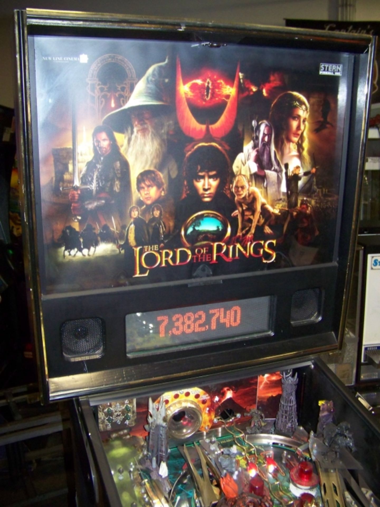 LORD OF THE RINGS PINBALL MACHINE STERN Item is in used condition. Evidence of wear and commercial - Image 4 of 10