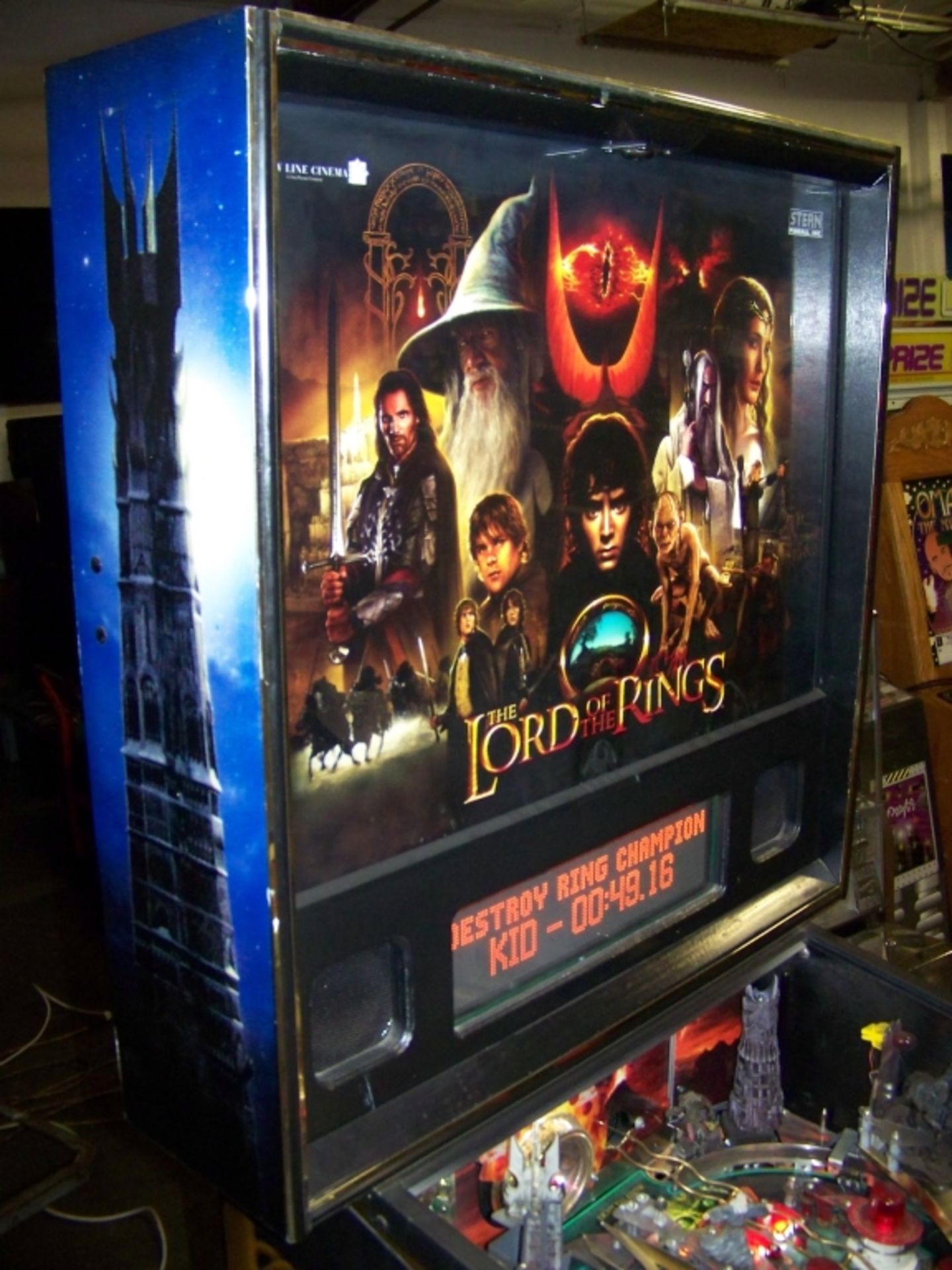 LORD OF THE RINGS PINBALL MACHINE STERN Item is in used condition. Evidence of wear and commercial - Image 6 of 10