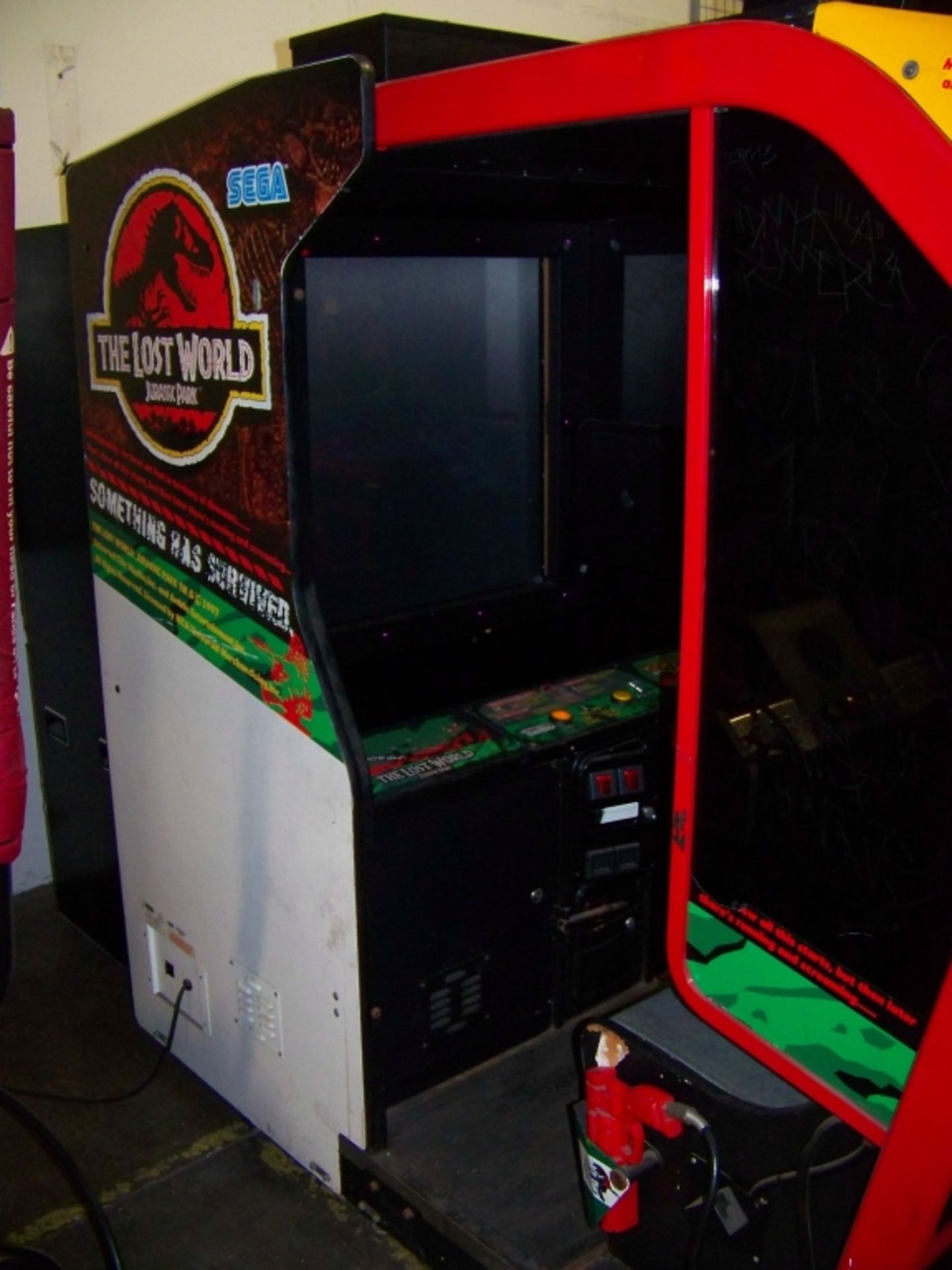 LOST WORLD 50"" ENVIRONMENTAL SHOOTER ARCADE SEGA Item is in used condition. Evidence of wear and - Image 9 of 9