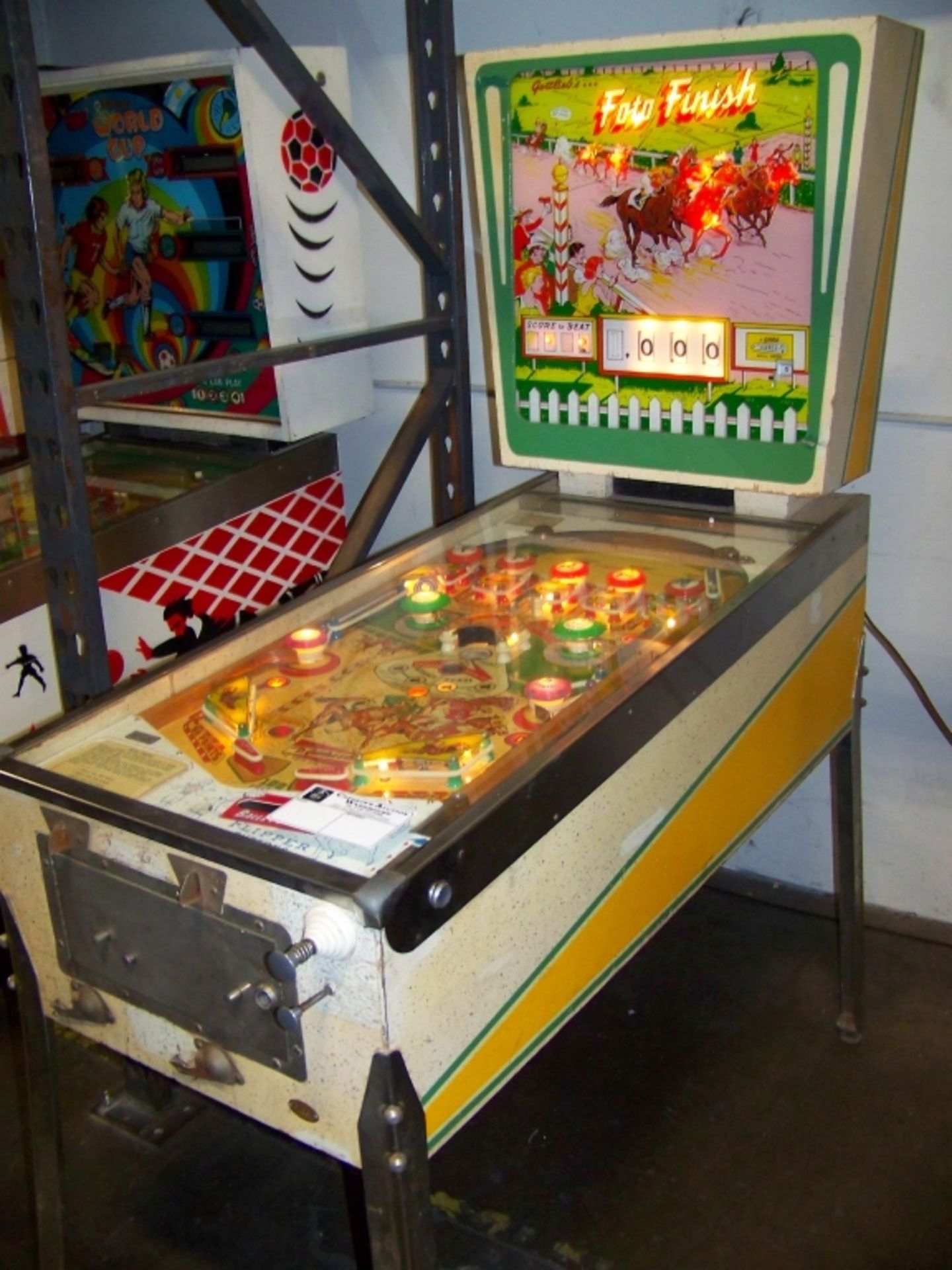 FOTO FINISH PINBALL MACHINE GOTTLIEB 1961 Item is in used condition. Evidence of wear and commercial - Image 3 of 7