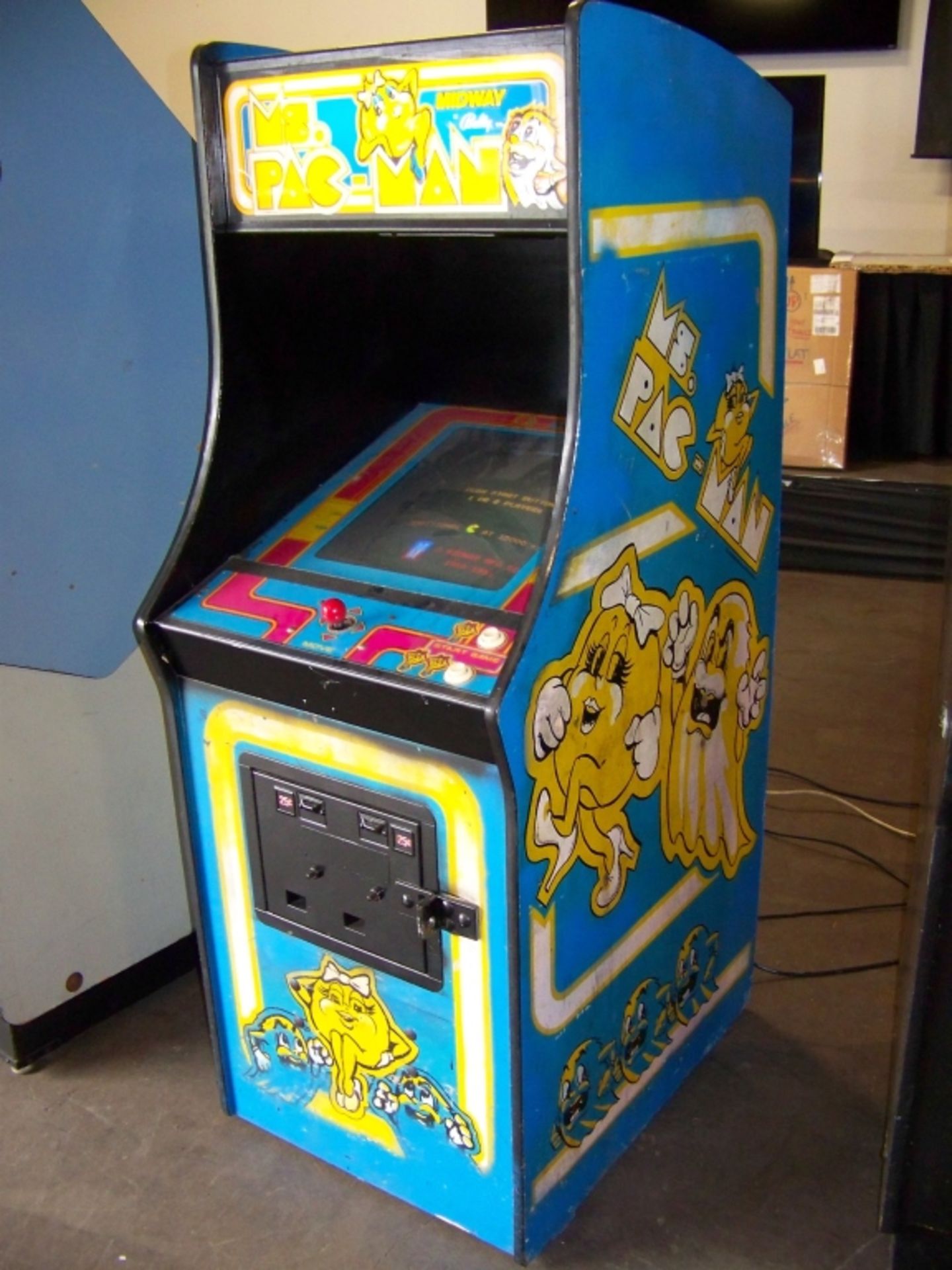 MS PACMAN CLASSIC UPRIGHT ARCADE GAME MIDWAY Item is in used condition. Evidence of wear and - Image 2 of 2