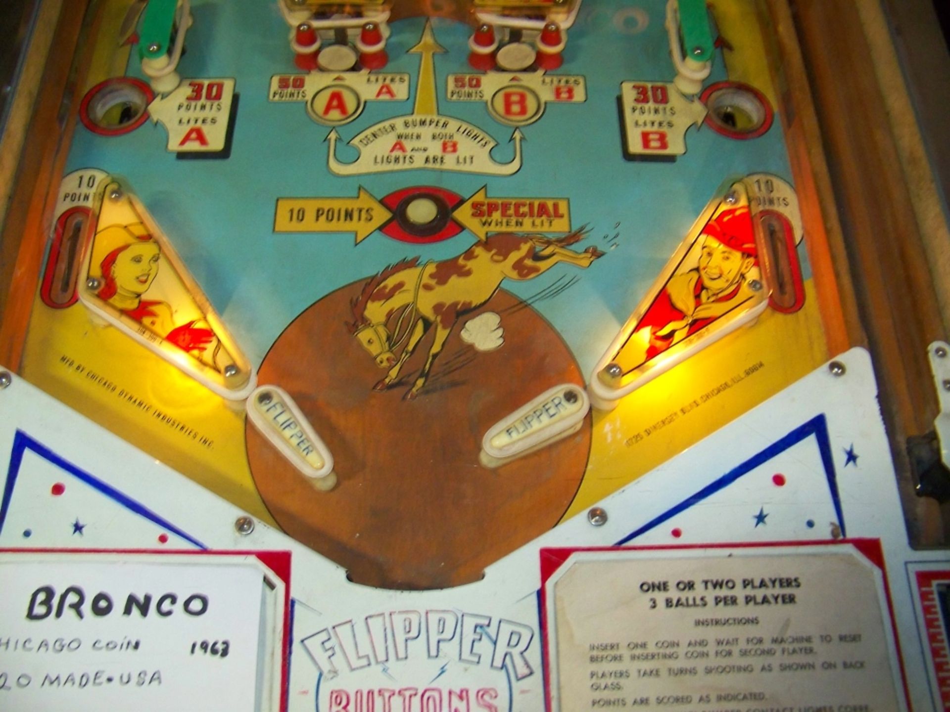 BRONCO PINBALL MACHINE CHICAGO COIN 1963 Item is in used condition. Evidence of wear and - Image 6 of 8