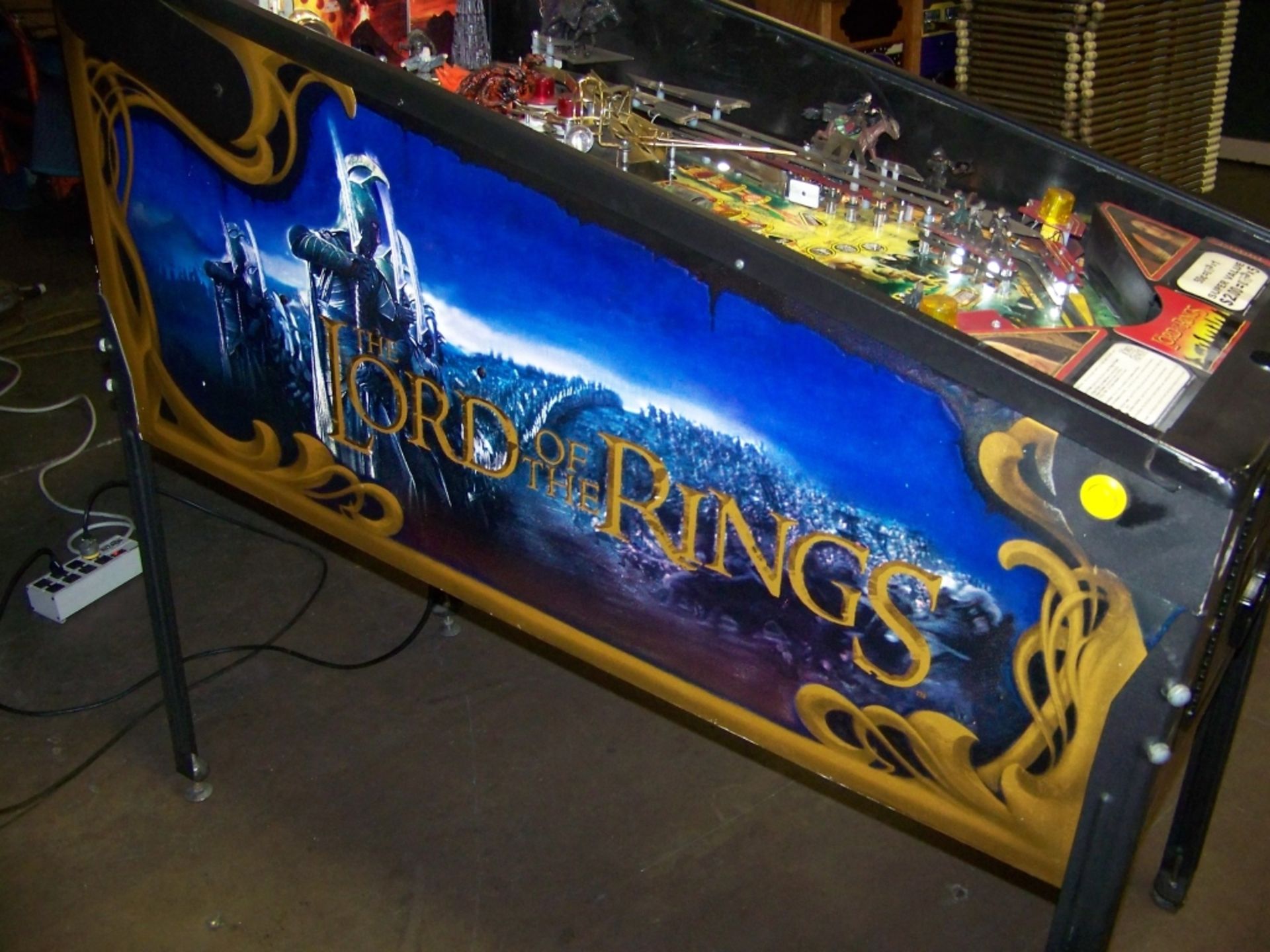 LORD OF THE RINGS PINBALL MACHINE STERN Item is in used condition. Evidence of wear and commercial - Image 5 of 10