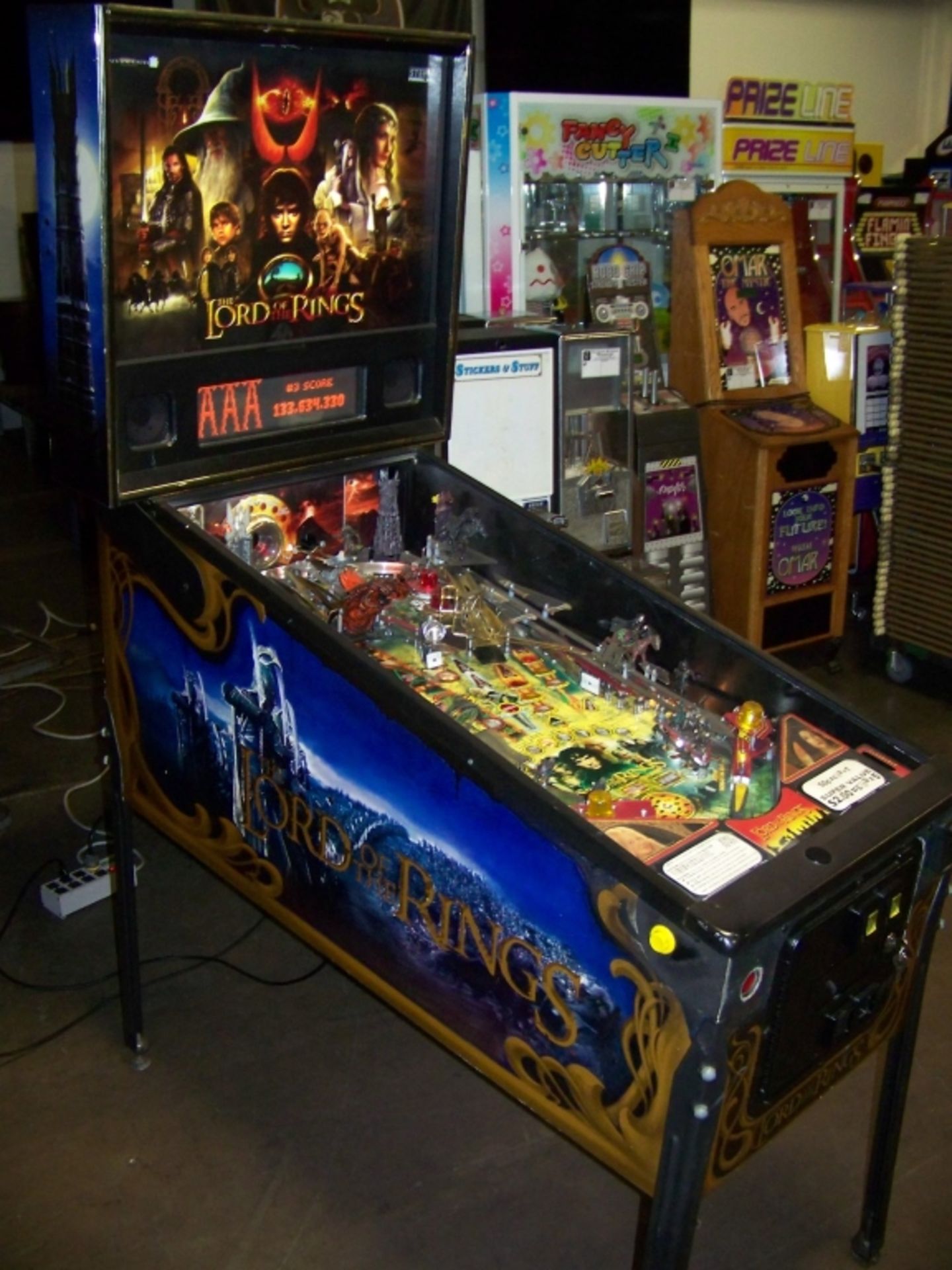 LORD OF THE RINGS PINBALL MACHINE STERN Item is in used condition. Evidence of wear and commercial