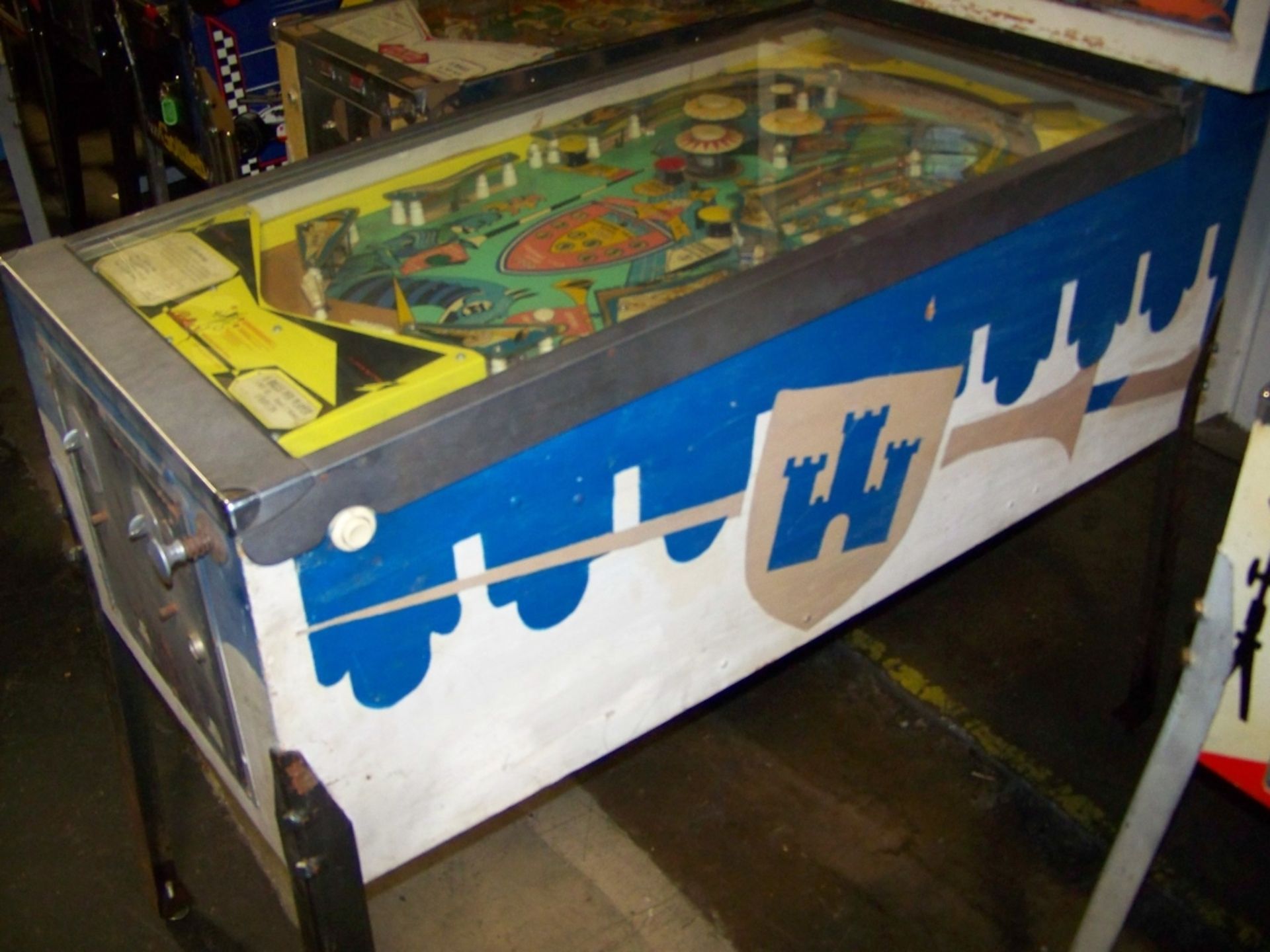 JOUST CLASSIC PINBALL MACHINE BALLY 1969 Item is in used condition. Evidence of wear and - Image 6 of 6