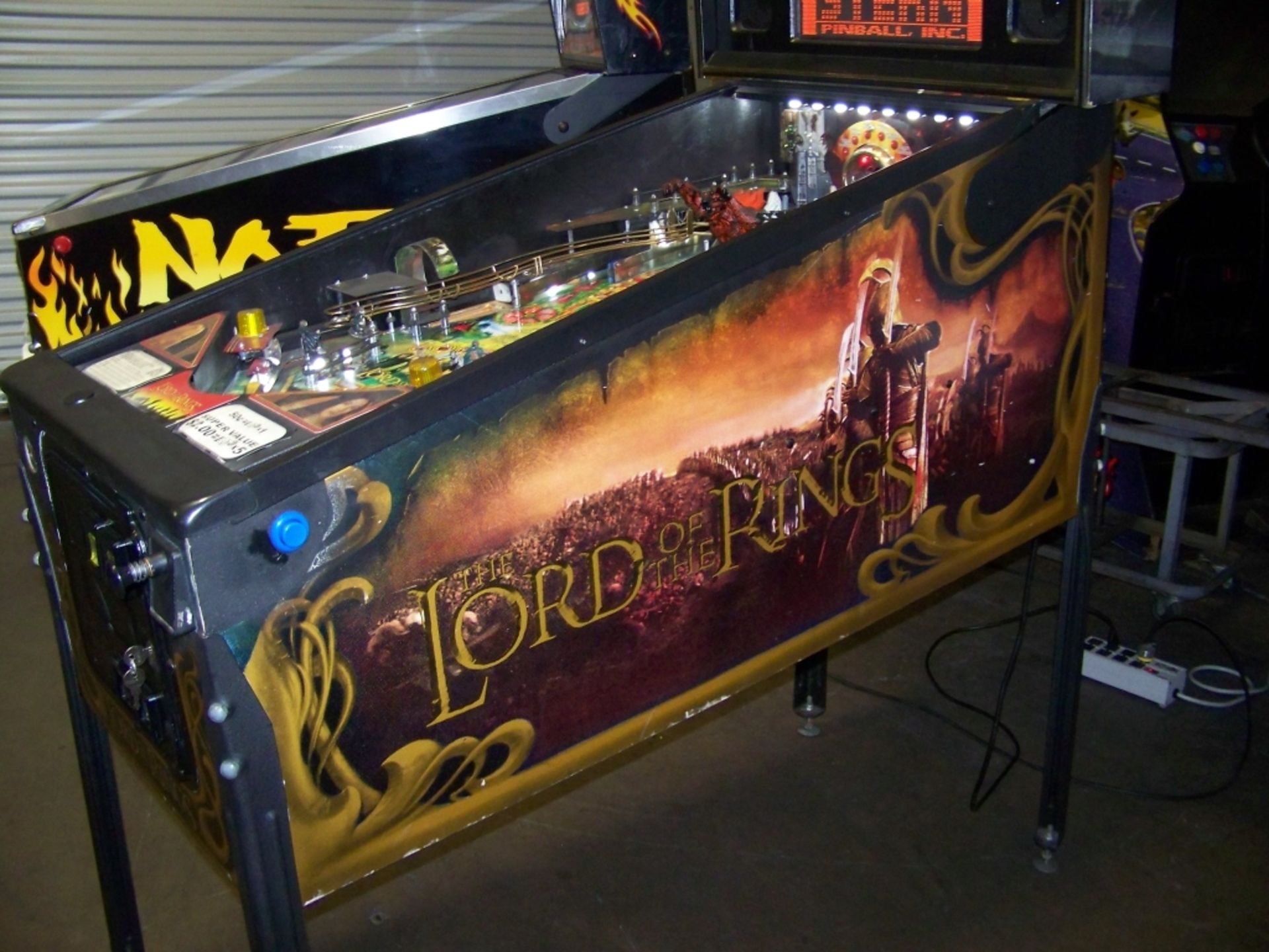 LORD OF THE RINGS PINBALL MACHINE STERN Item is in used condition. Evidence of wear and commercial - Image 9 of 10