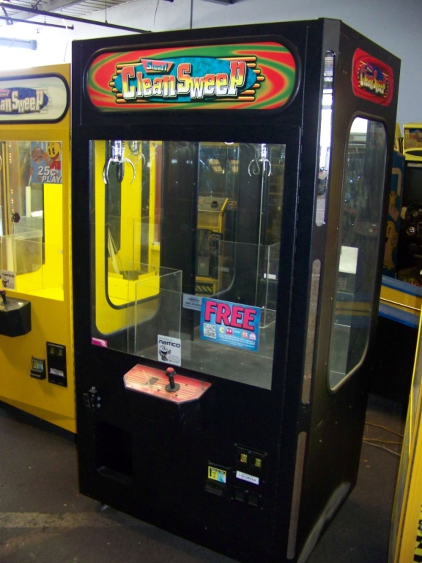 42"" SMART CLEAN SWEEP BLK PLUSH CLAW CRANE MACHINE Item is in used condition. Evidence of wear - Image 2 of 3