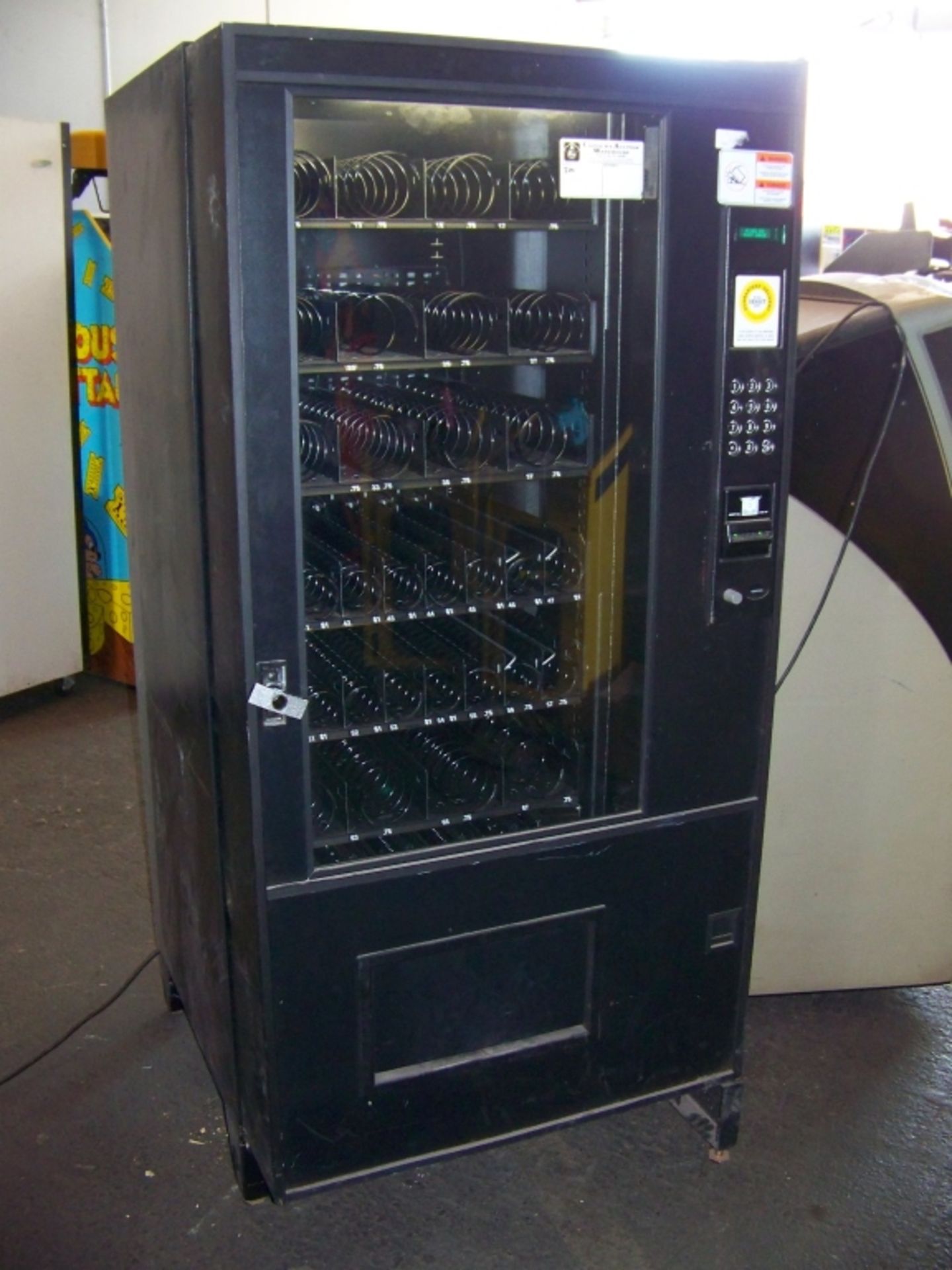 SPIRAL SNACK VENDING MACHINE AMS 35632