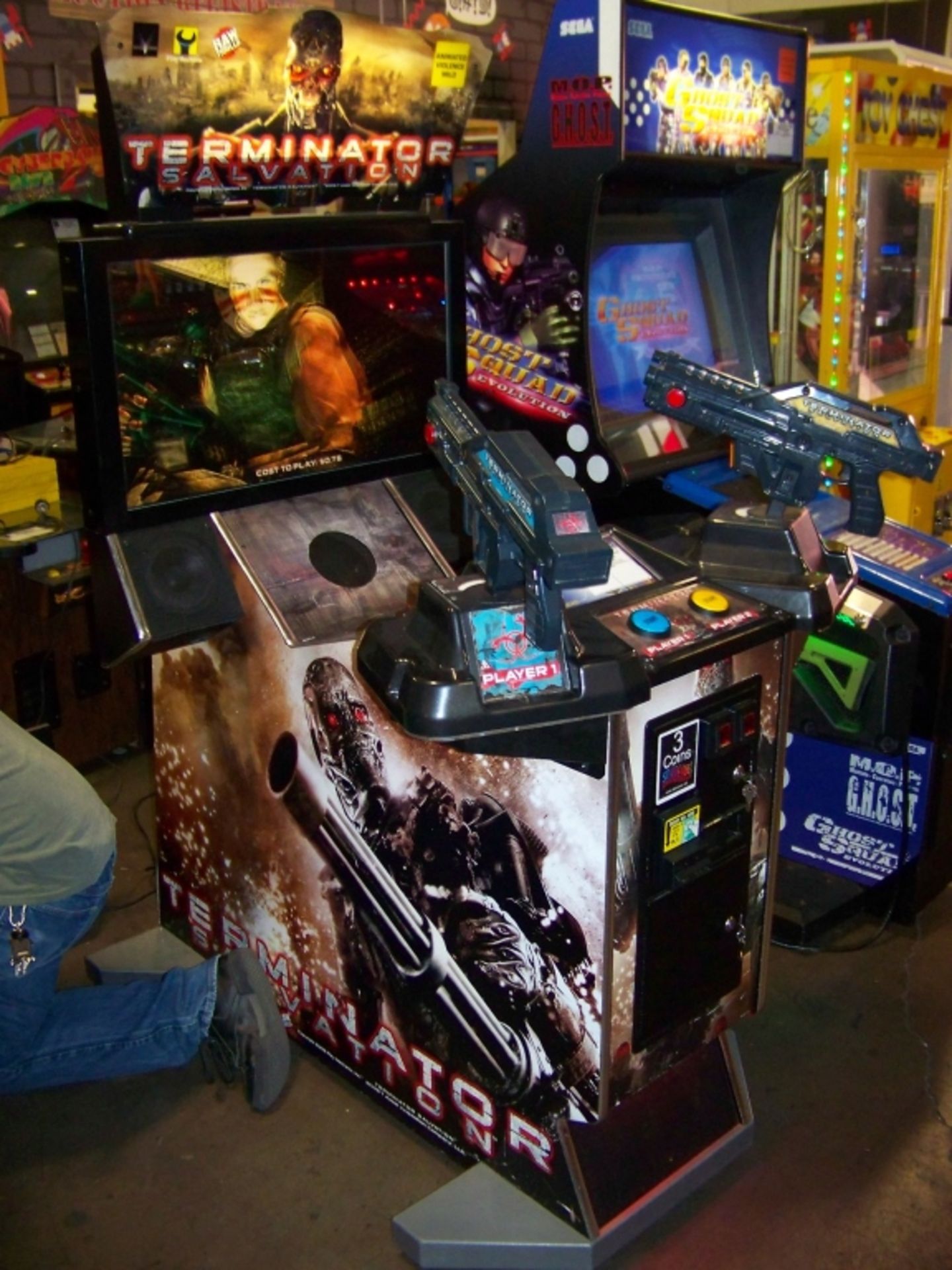 TERMINATOR SALVATION 32" FIXED GUN SHOOTER ARCADE - Image 2 of 13