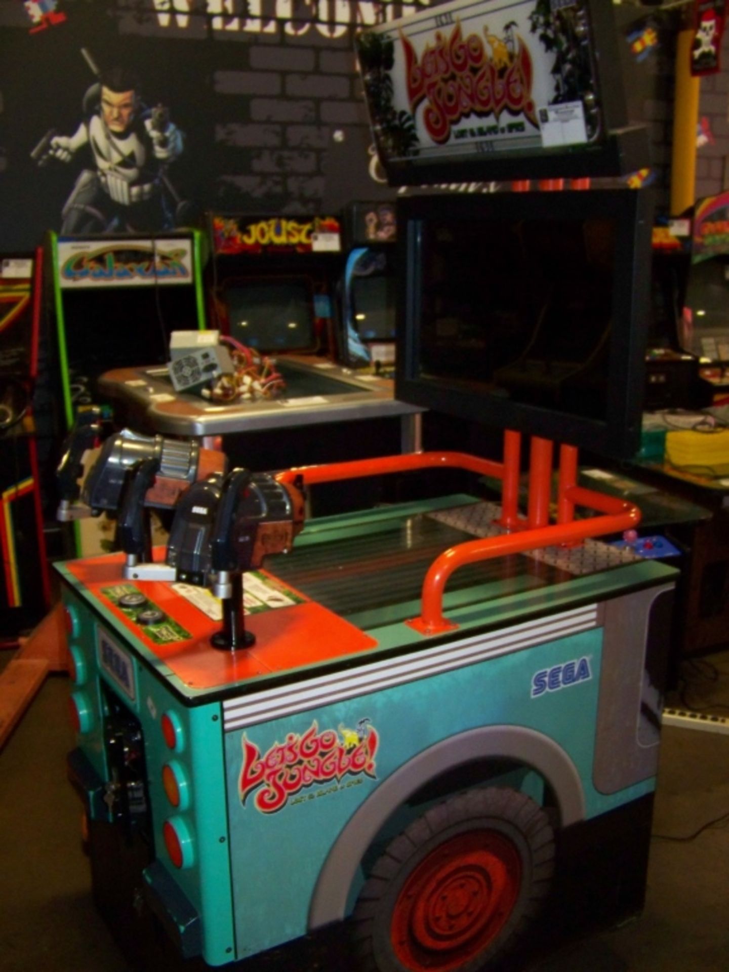 LETS GO JUNGLE UPRIGHT SHOOTER ARCADE GAME SEGA - Image 3 of 8