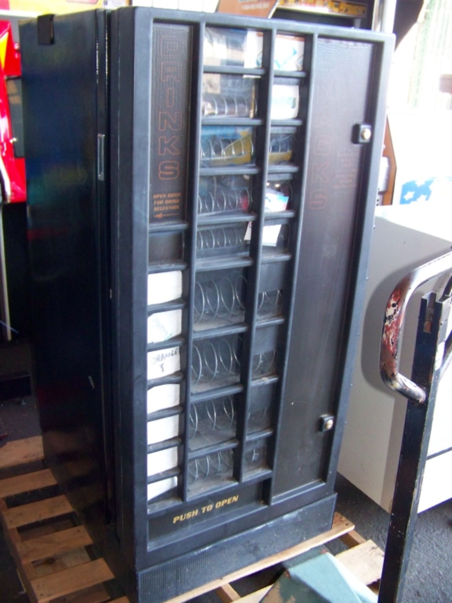 UPRIGHT VENDING MACHINE SNACKS & DRINKS