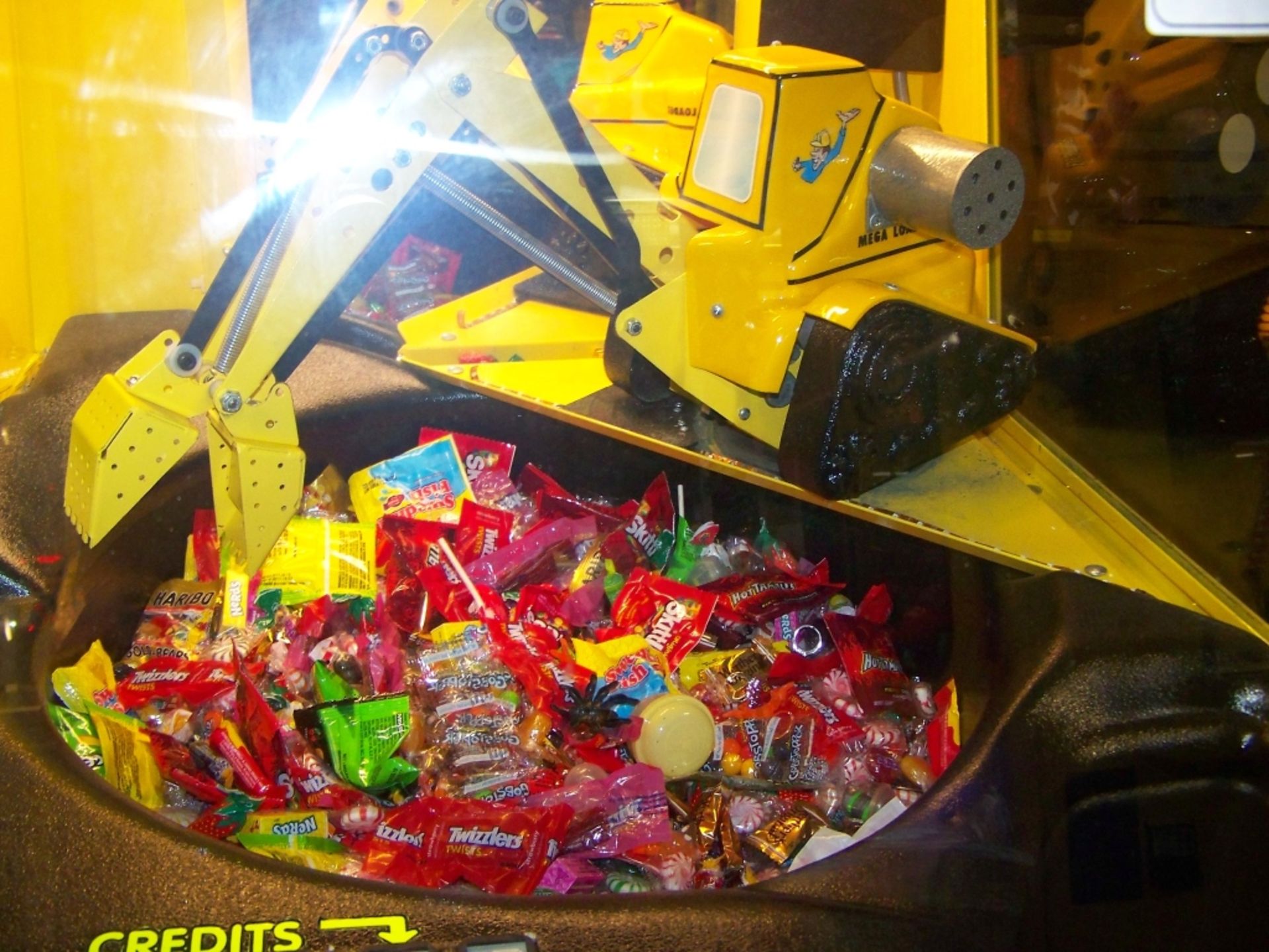 TRACTOR TIME CANDY SHOVEL MERCHANDISER MACHINE - Image 5 of 5