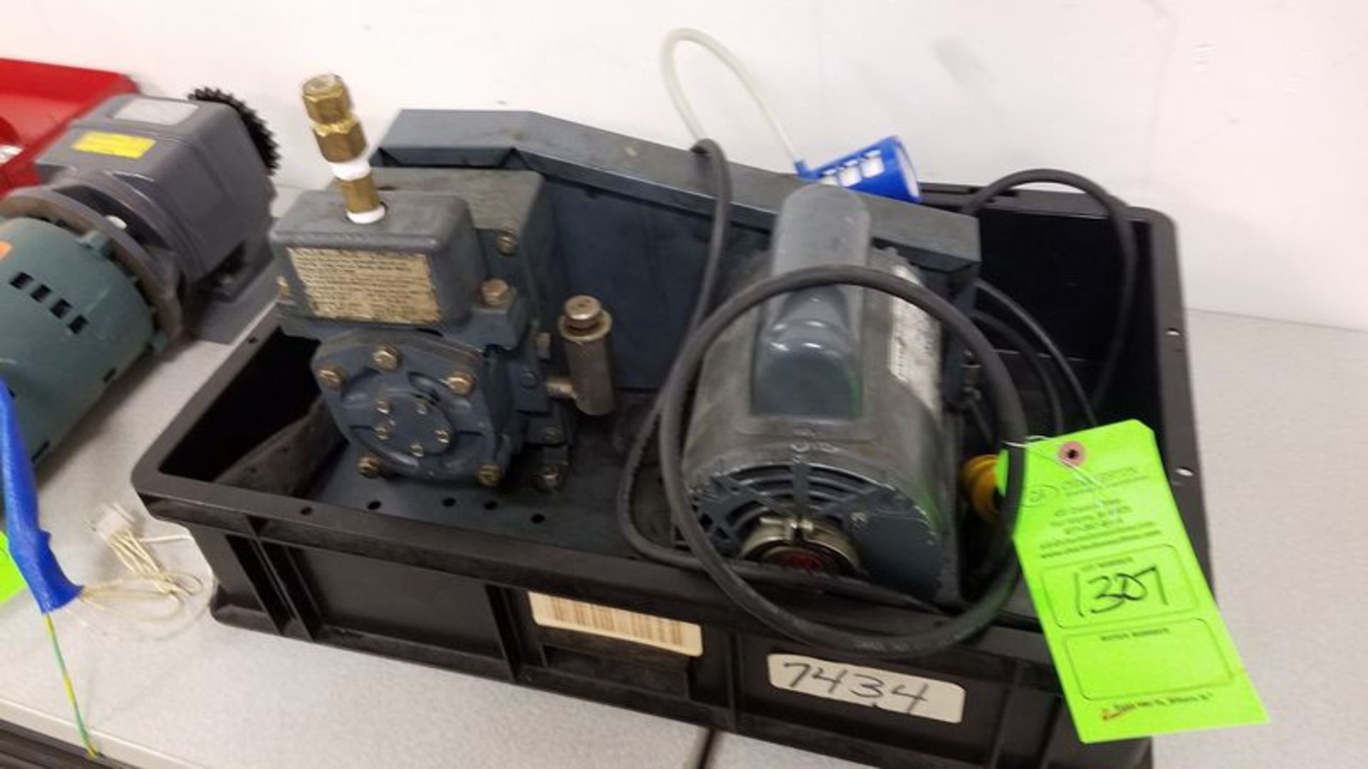 WELCH DUO-SEAL VACUUM PUMP W/GE 1/2 HP MOTOR M# 1400(LOCATED AT 627 HARTZELL ROAD NEW HAVEN IN