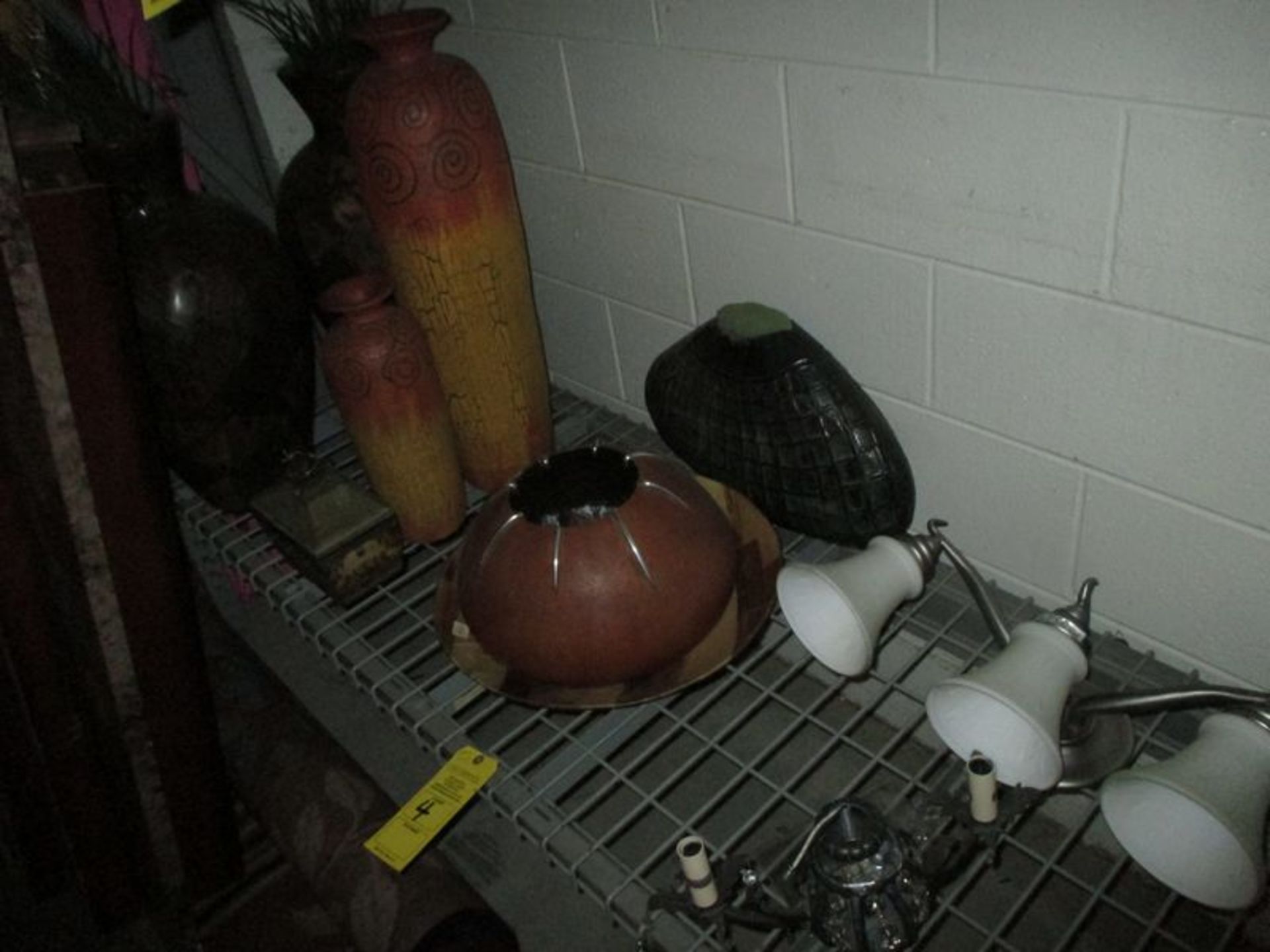 CONTENTS OF SHELF INCLUDING VASES; LIGHTING & DÉCOR (LOCATED AT 433 COUNCIL DRIVE FORT WAYNE IN