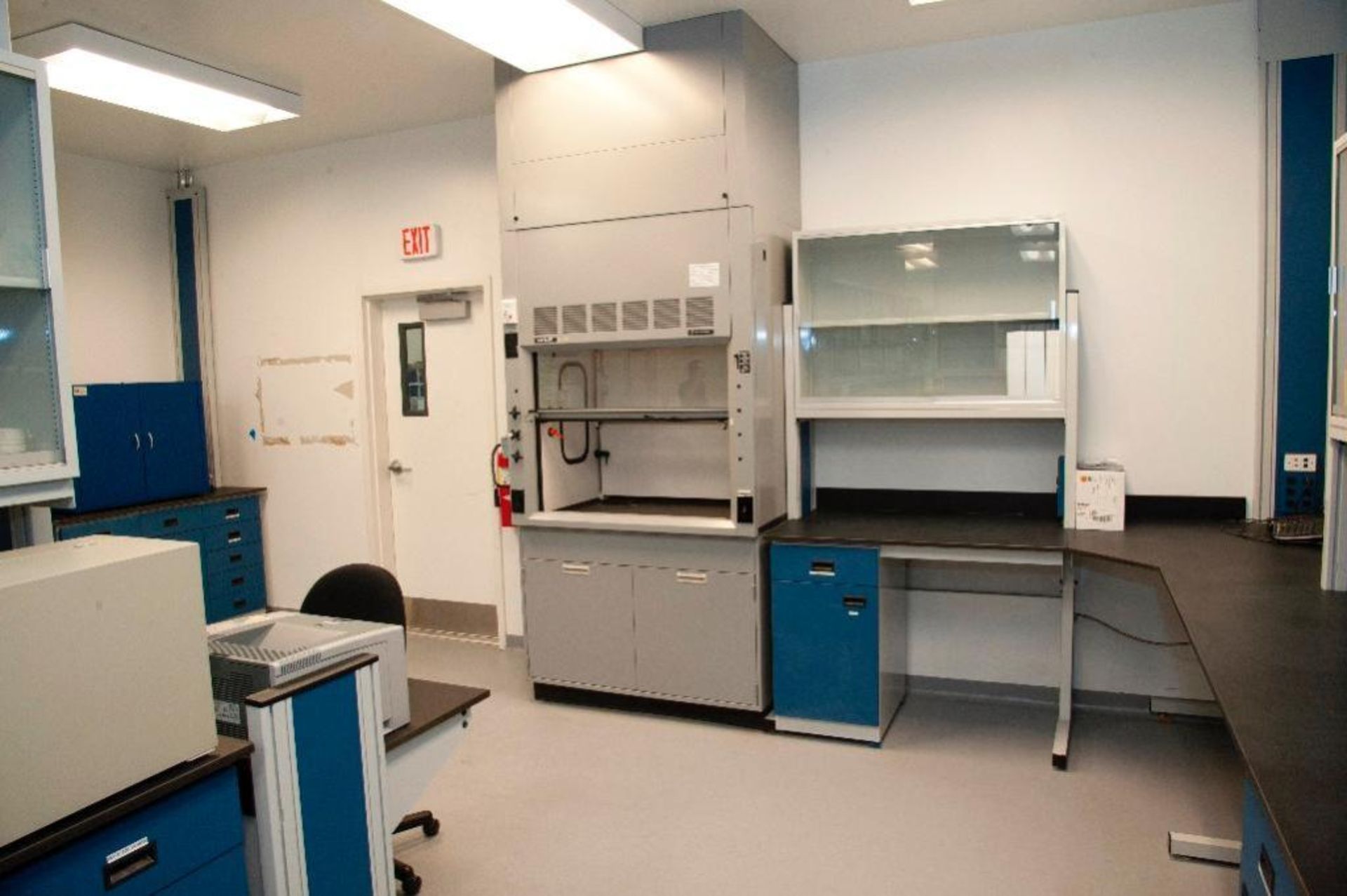 Fume Hoods and Lab Accessories - Image 2 of 7