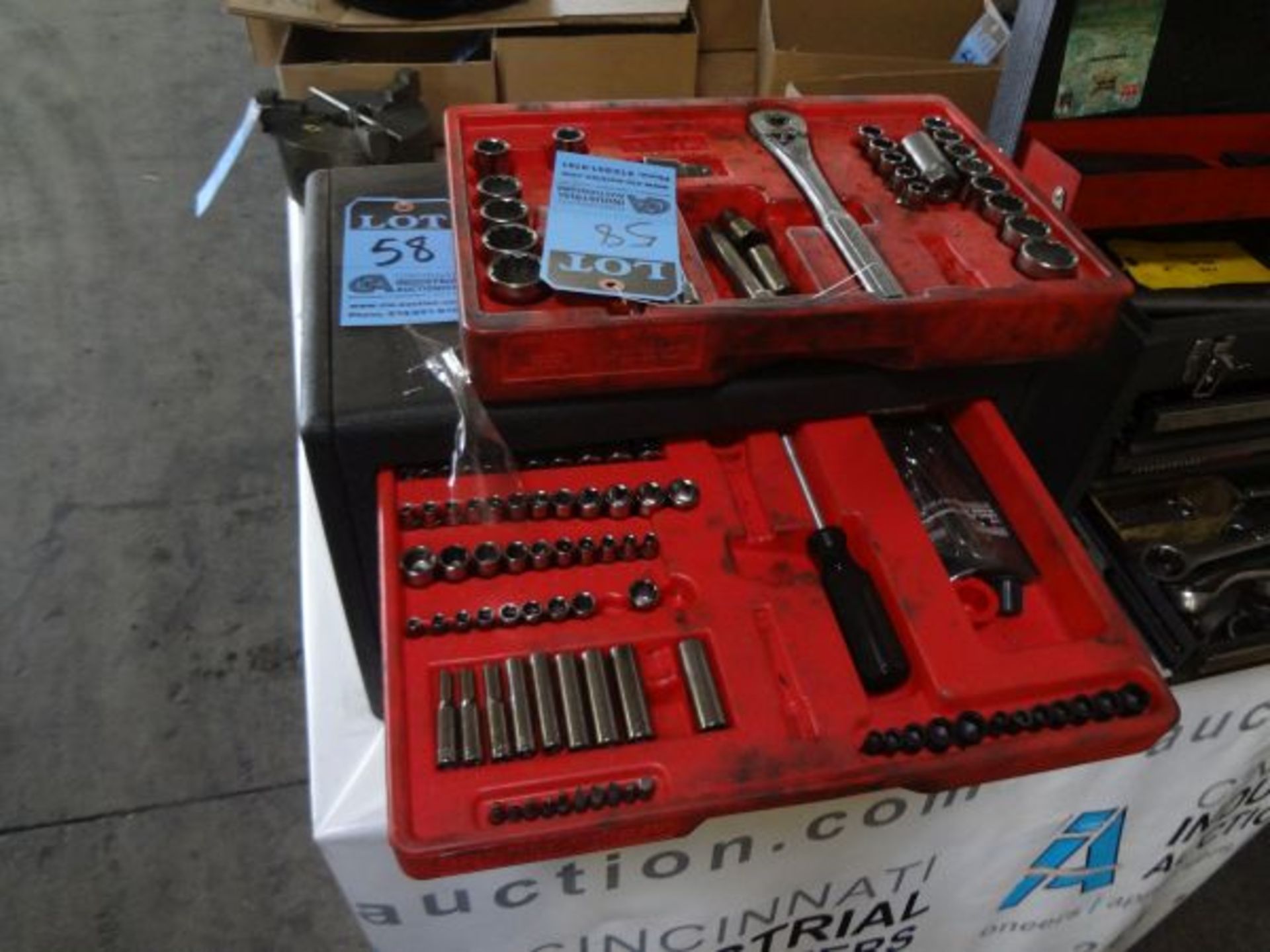 (LOT) TOOL BOX WITH ASSORTED TOOLS