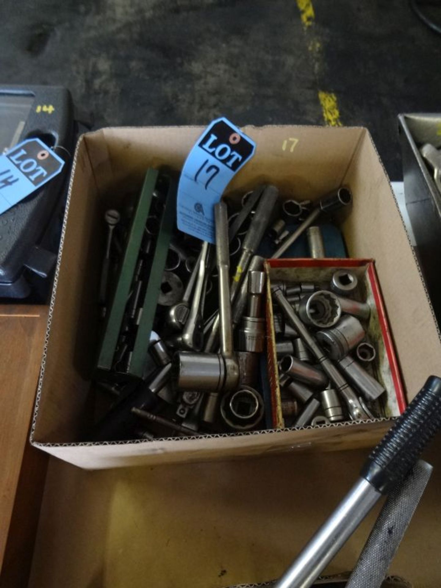 (LOT) ASSORTED SOCKETS