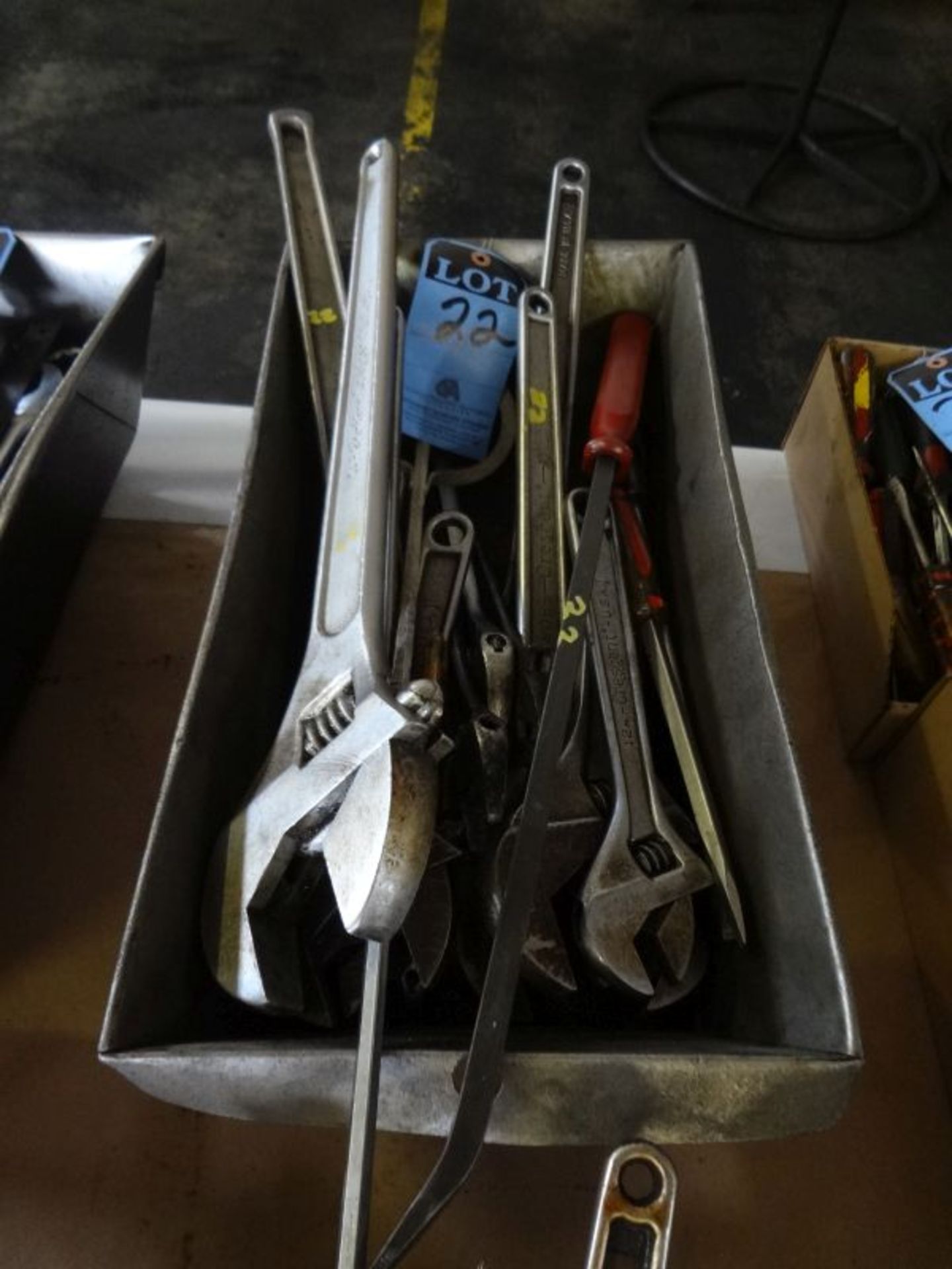 (LOT) ADJUSTABLE WRENCHES AND OTHER TOOLS